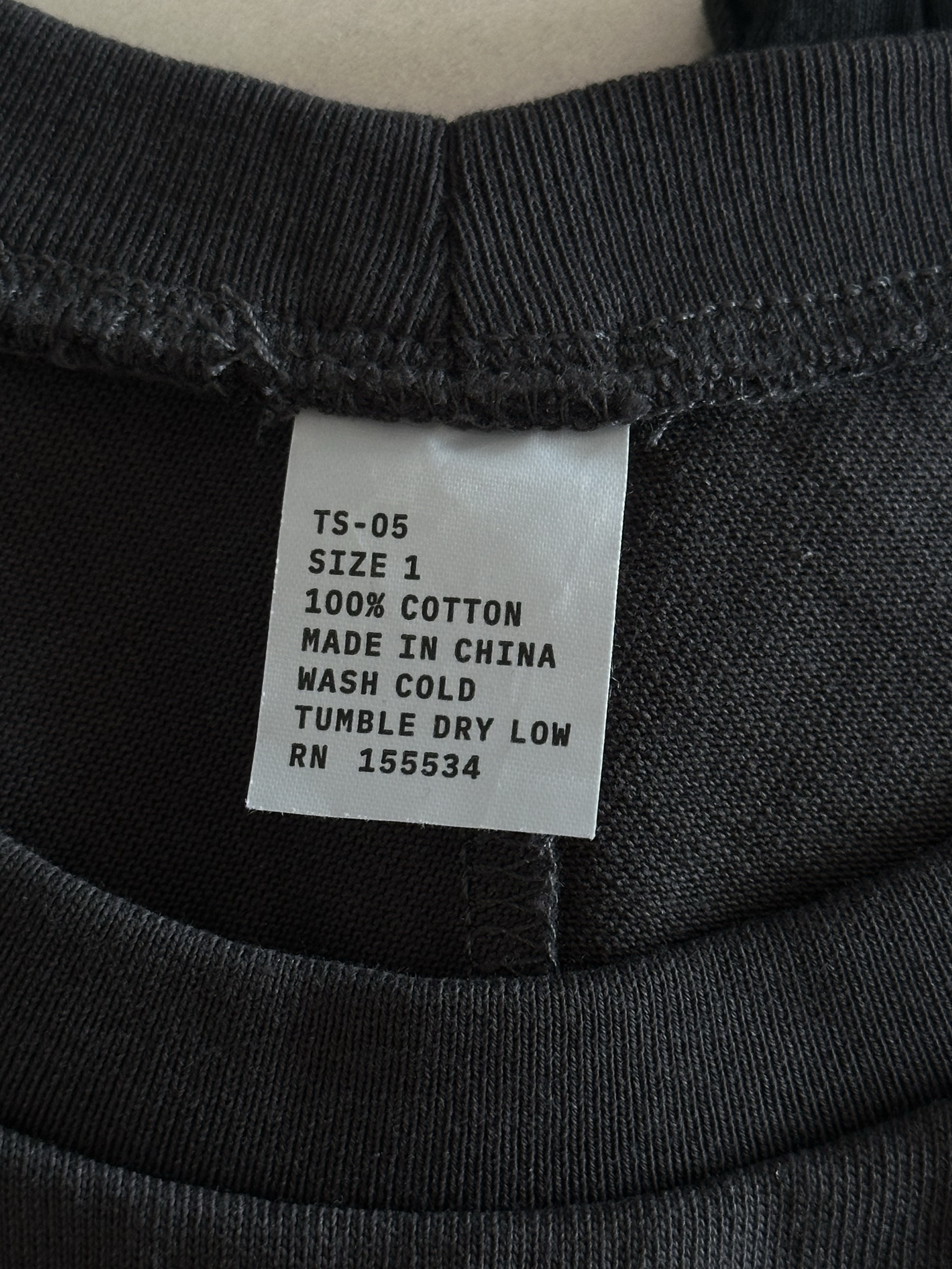 Yeezy TS-05 Blank Black 착용 스타일 - 5