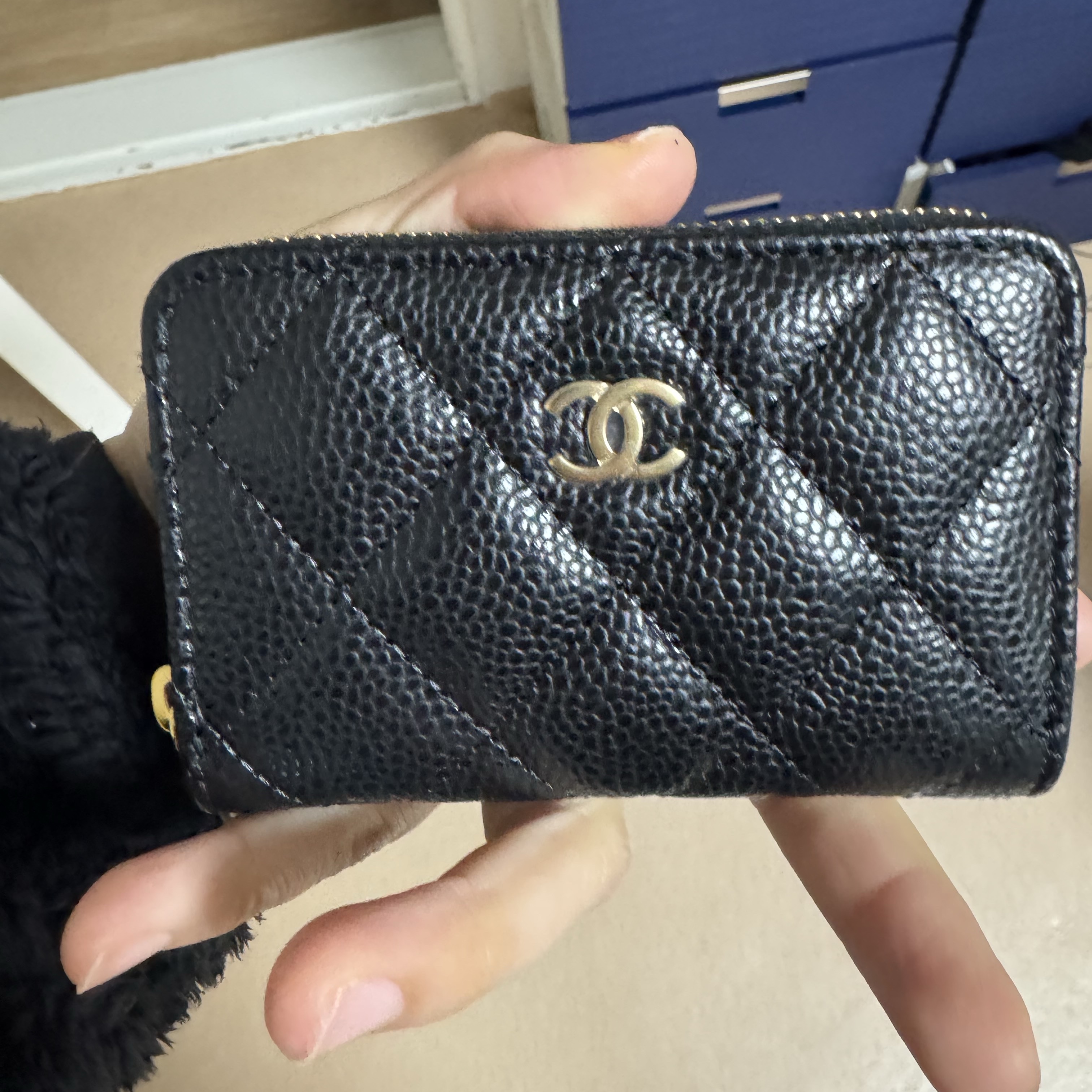 Chanel Classic Zipped Coin Purse Grained Calfskin & Gold Black 착용 스타일