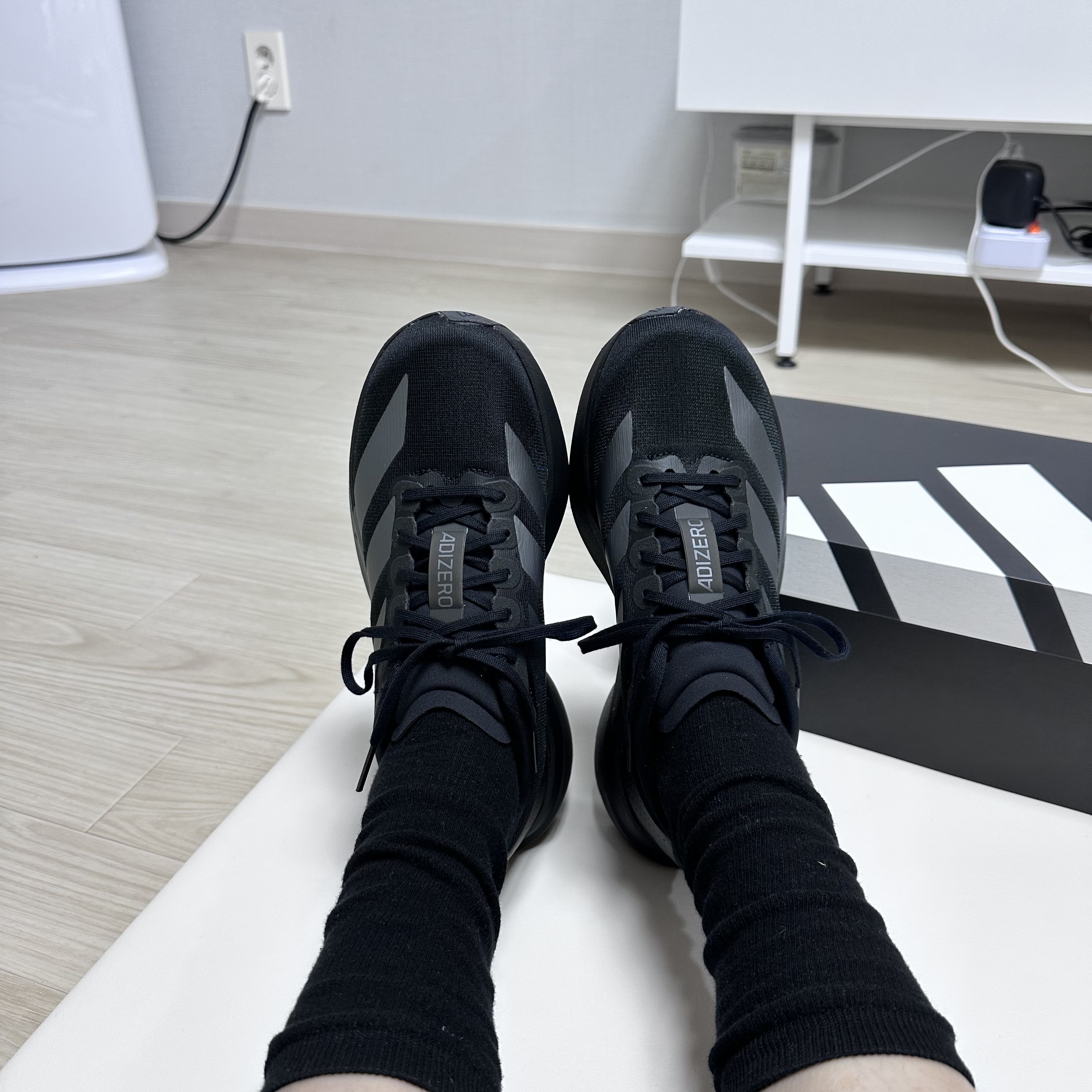 Adidas Adizero EVO SL Core Black Iron Metallic 착용 스타일 - 2