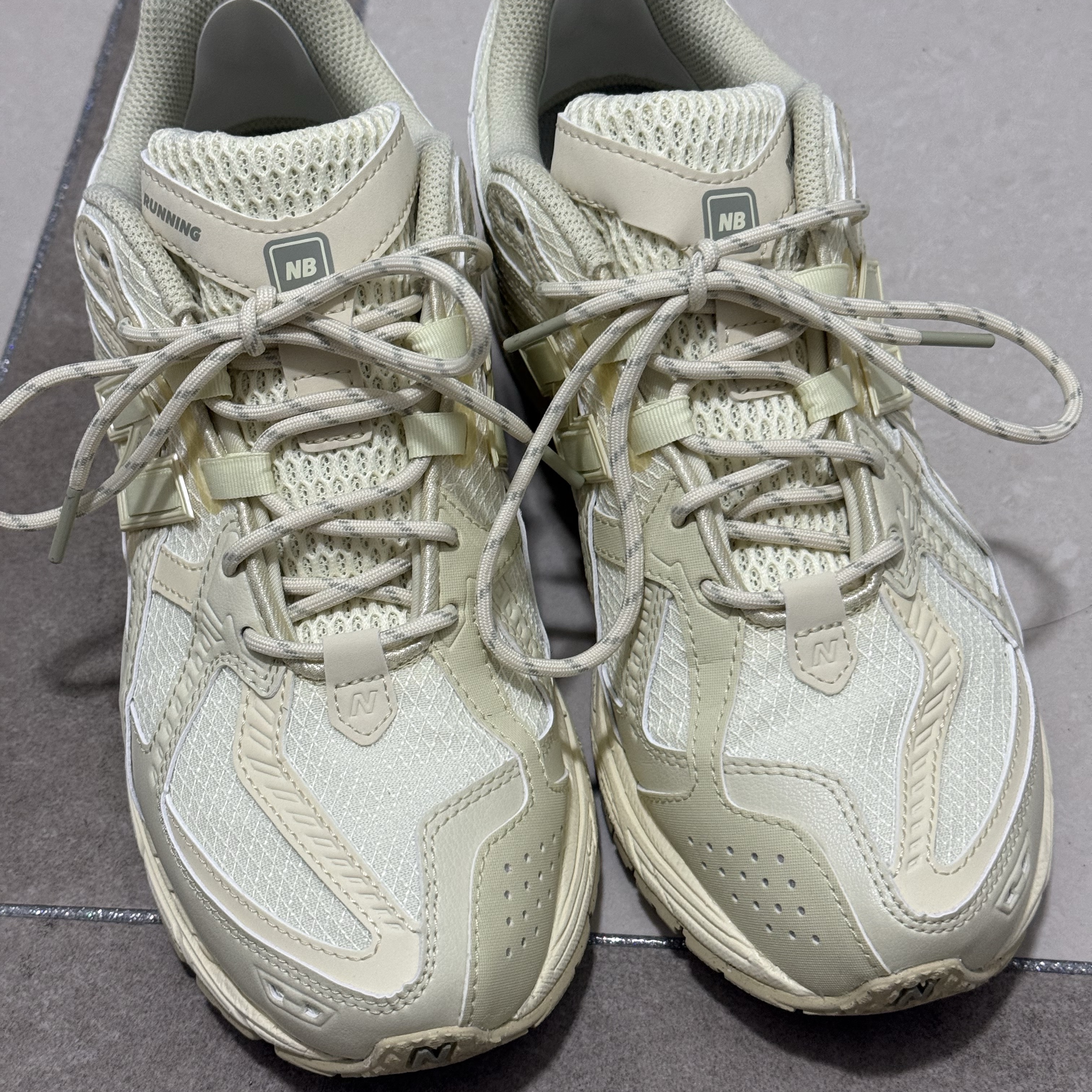 New Balance 1906U Pale Moss 착용 스타일 - 1