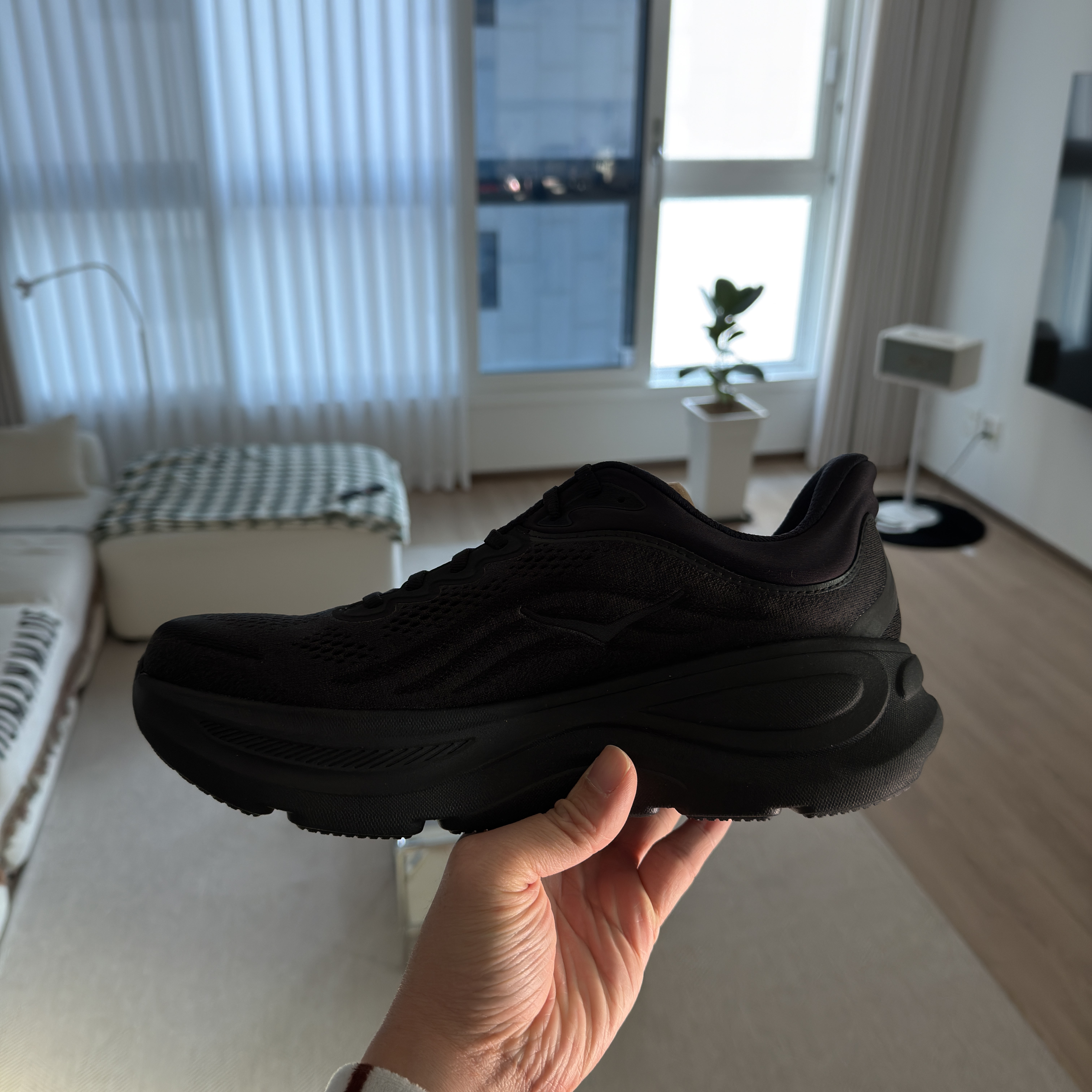 Hoka Bondi 9 Black - Regular 착용 스타일 - 3