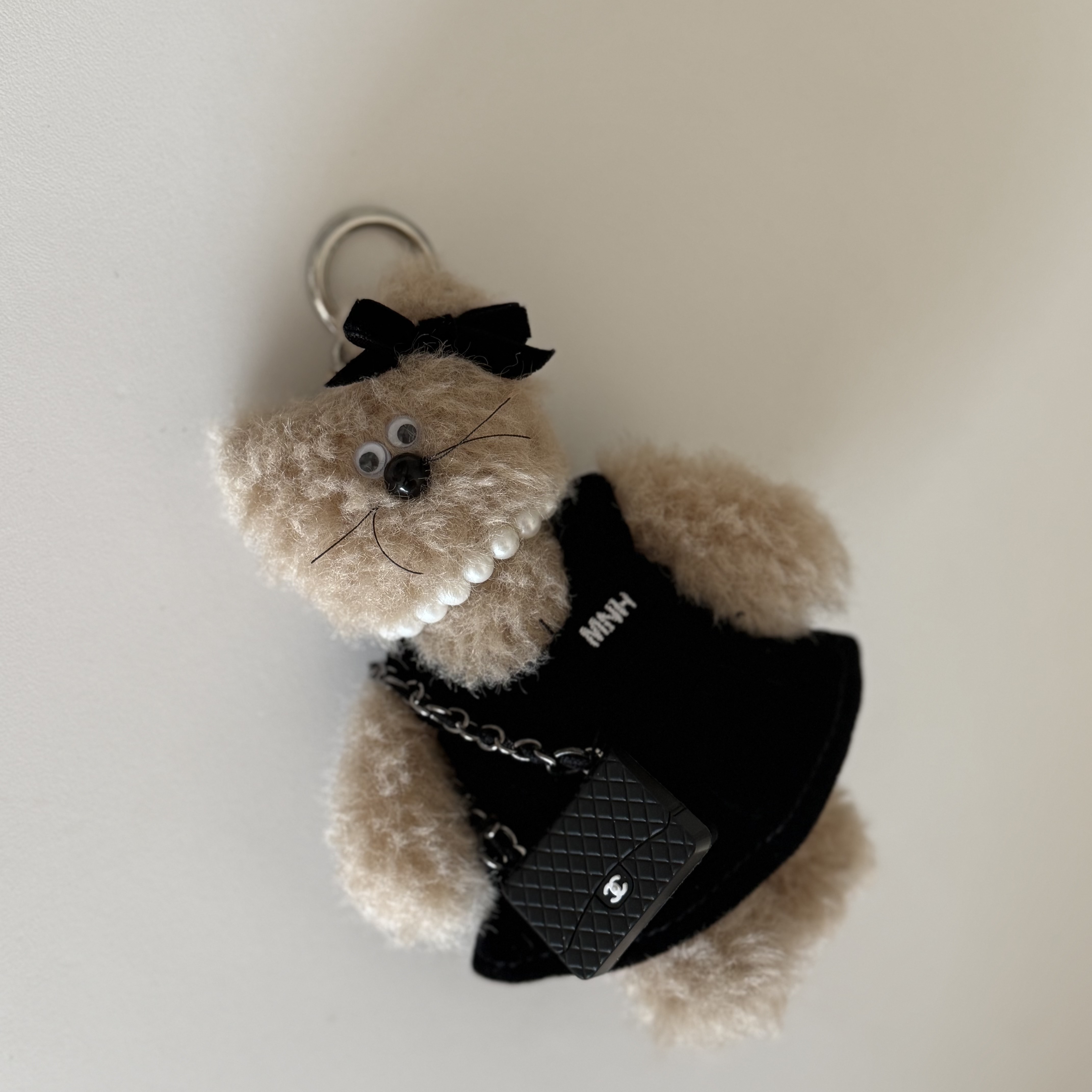 Monamhee M.N.H Friends Bebe Keyring 착용 스타일