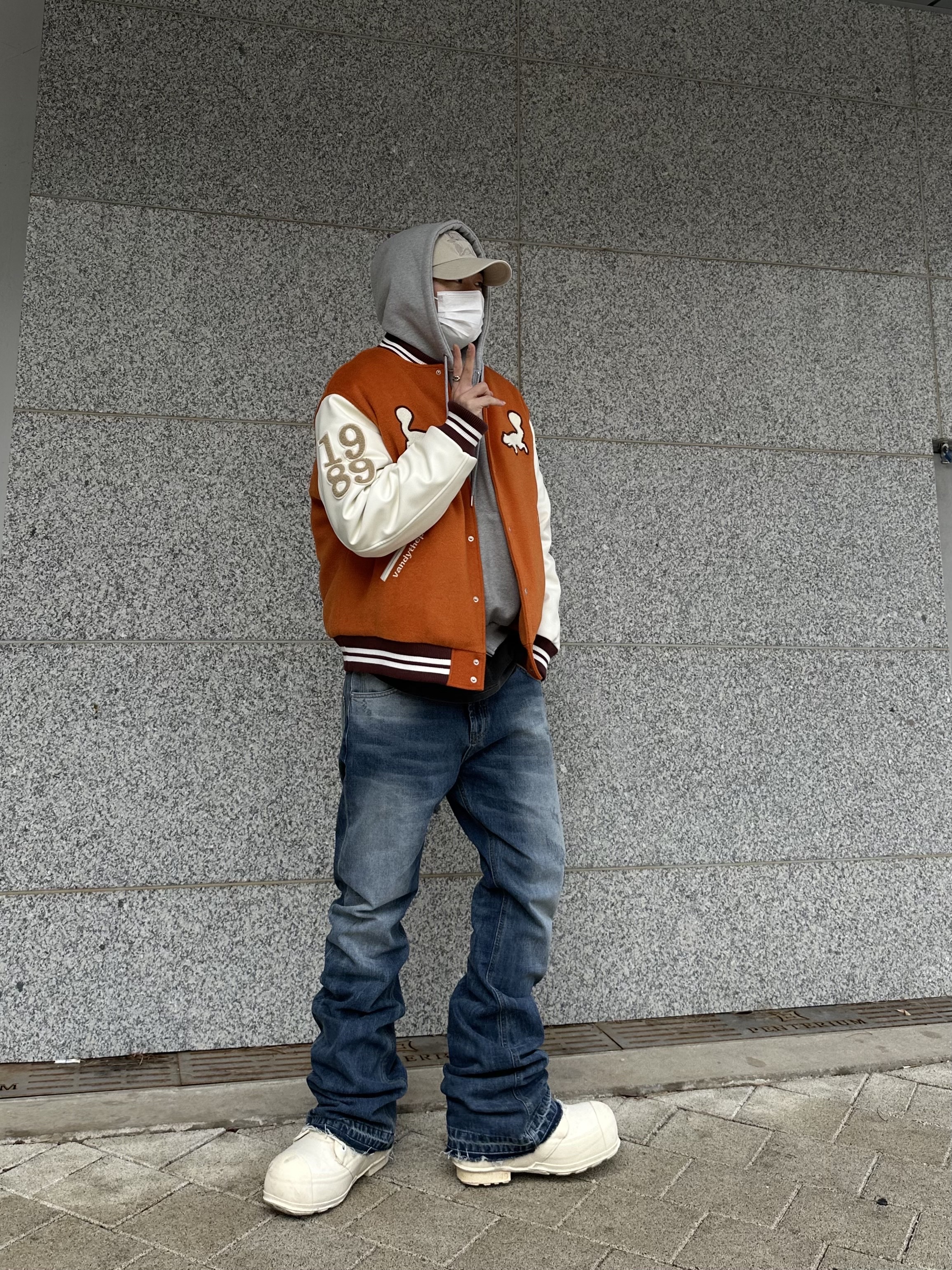 Vandy The Pink Bonsai Varsity Jacket 착용 스타일 - 3