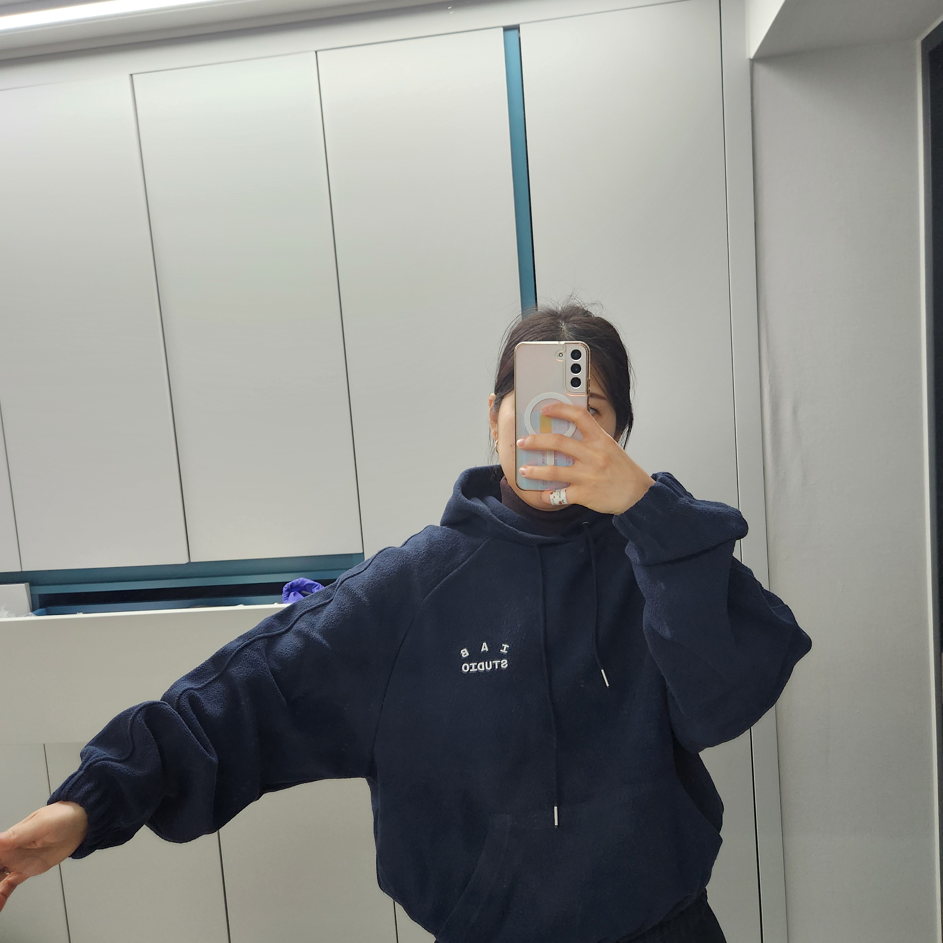 IAB Studio Herringbone Hoodie Navy White 착용 스타일