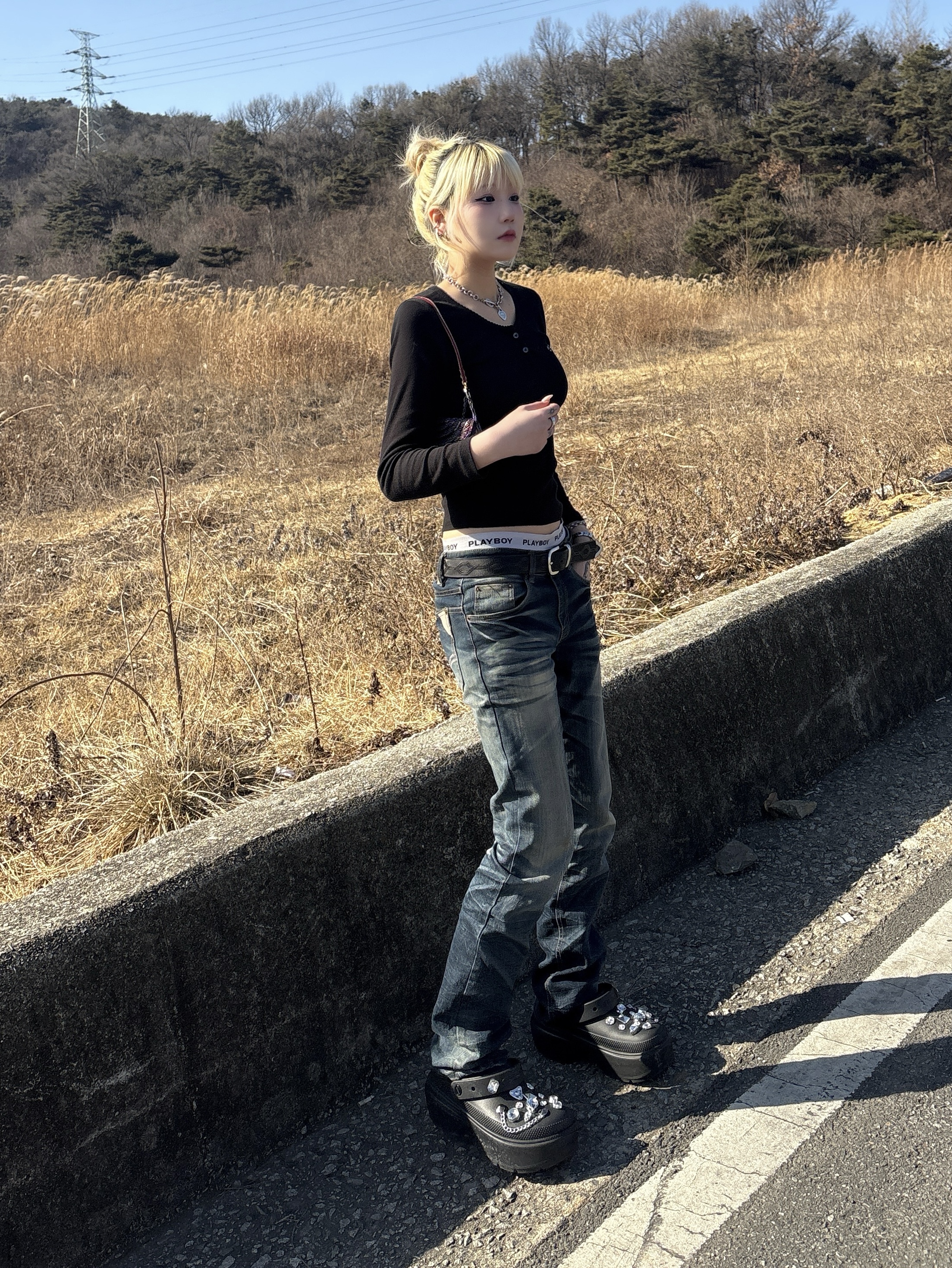 Crocs Stomp Clog Black 착용 스타일 - 1
