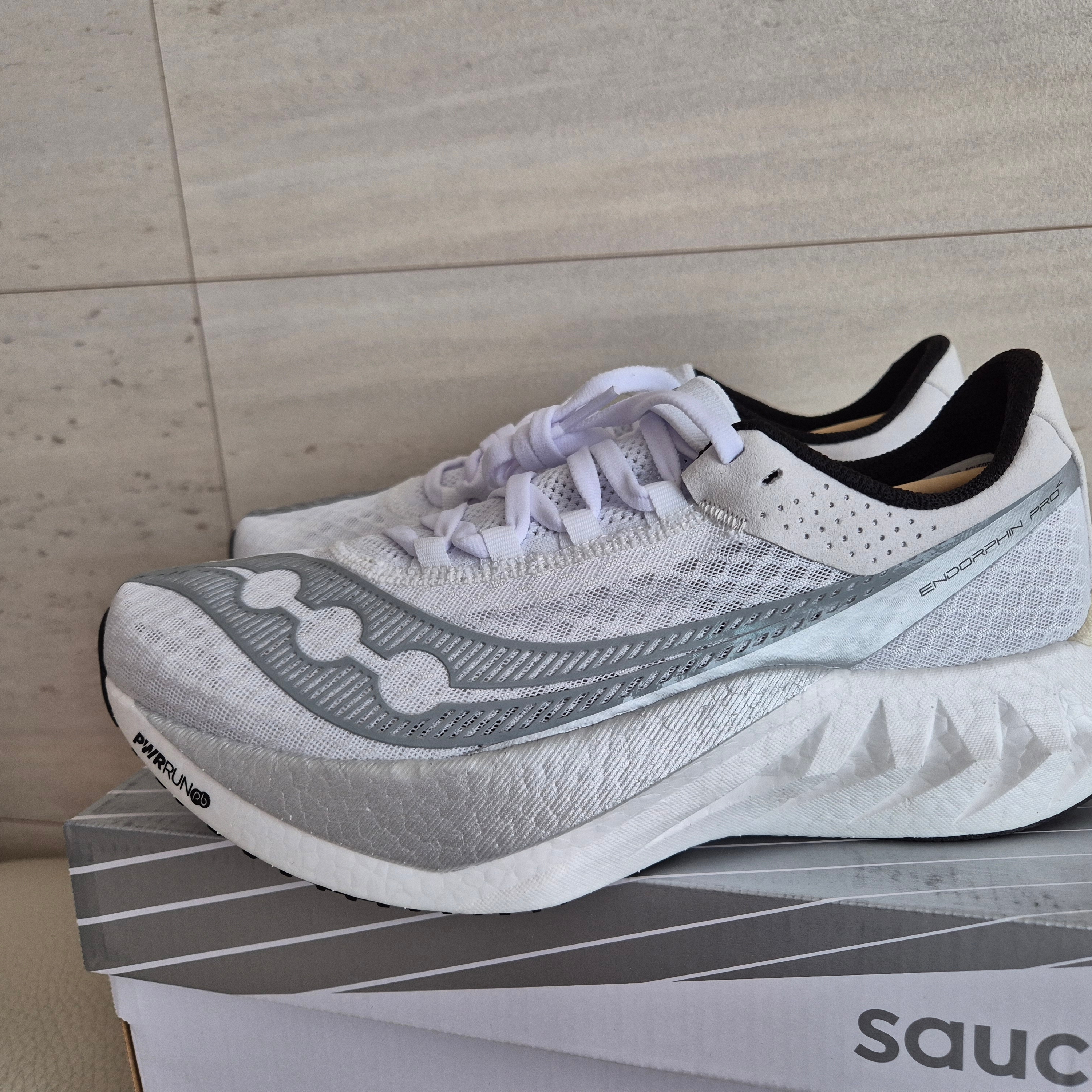 Saucony Endorphin Pro 4 White Silver 착용 스타일 - 2