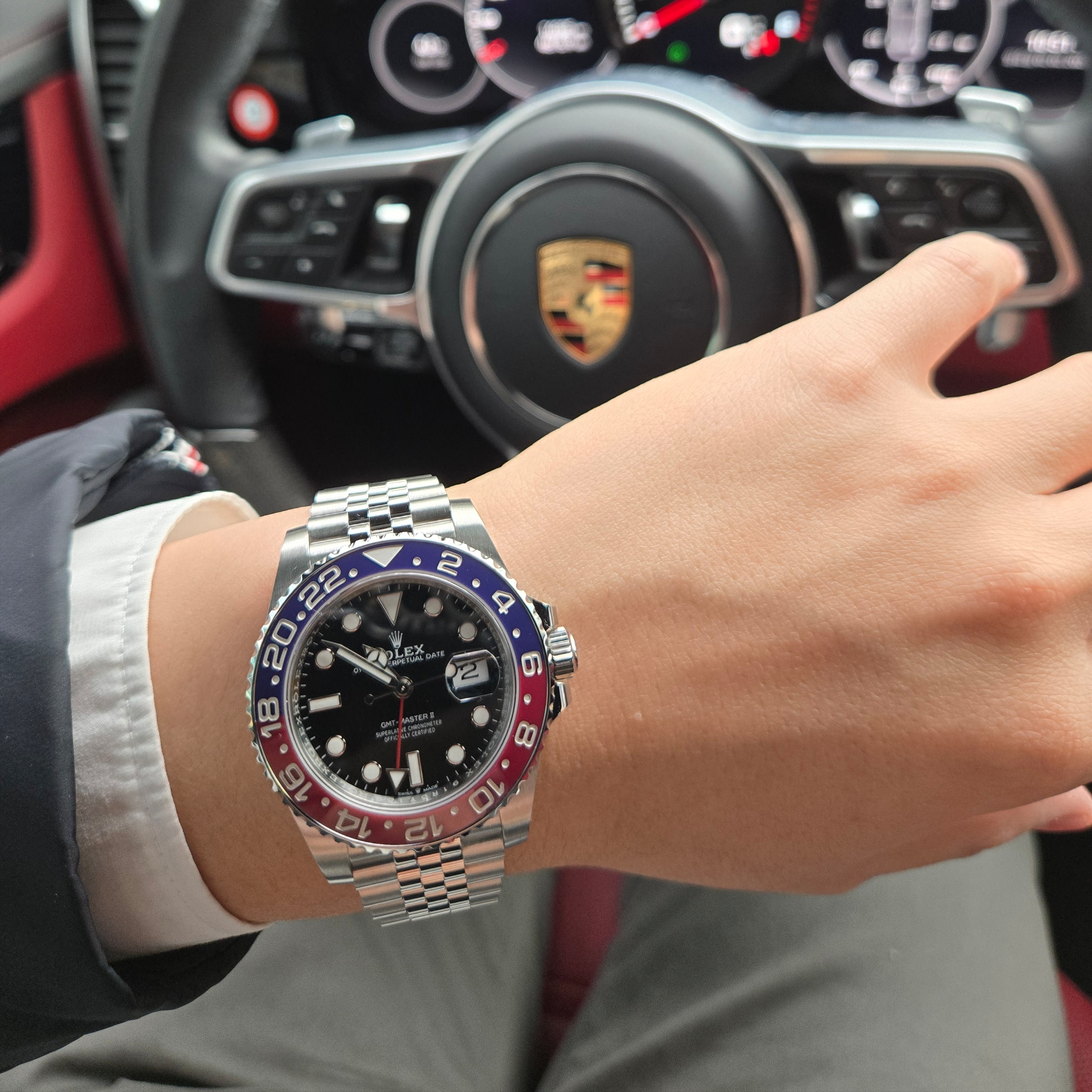 Rolex GMT-Master II 40mm 126710BLRO Black Jubilee 착용 스타일