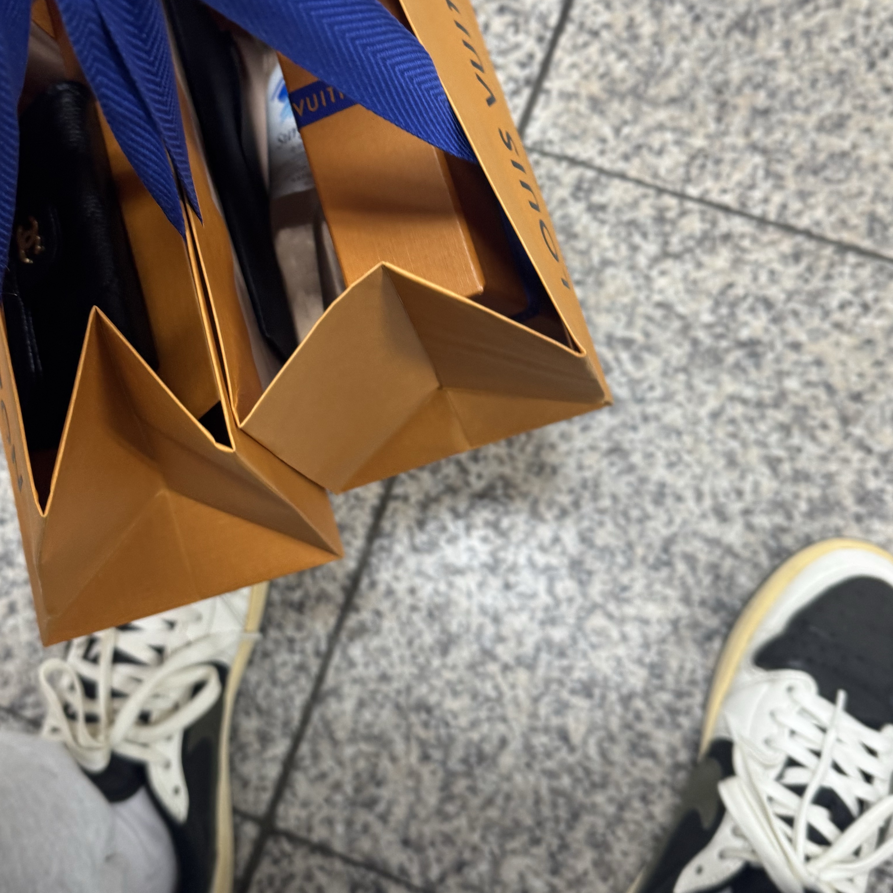 (W) Jordan 1 x Travis Scott Retro Low OG SP Medium Olive 착용 스타일 - 2