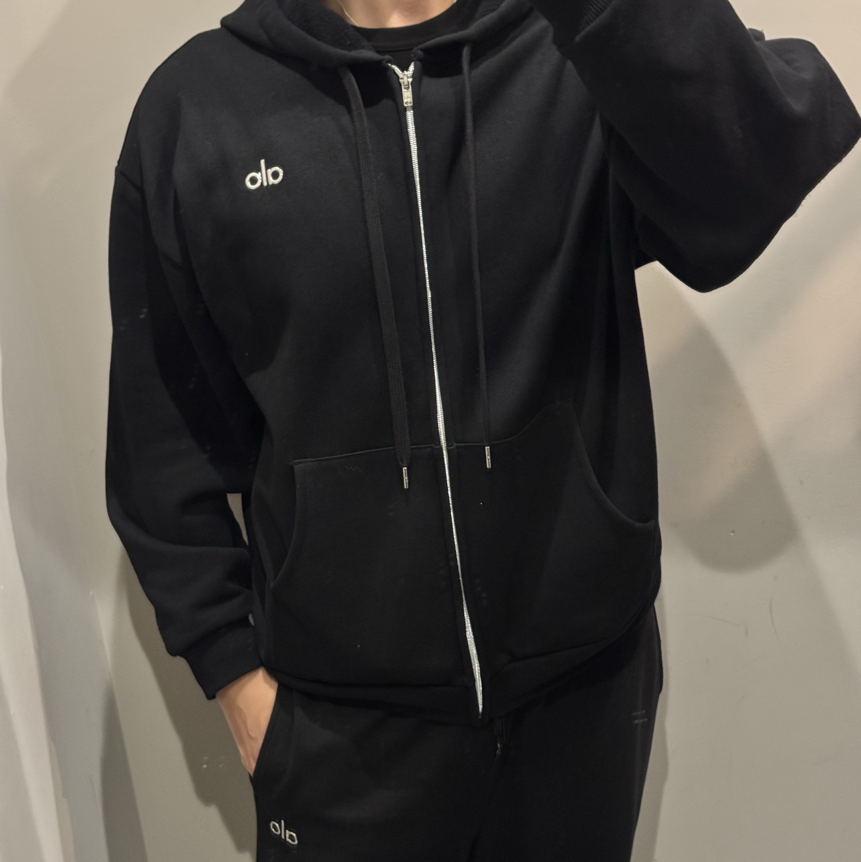 Alo Yoga Accolade Full Zip Hoodie Black, (W) Alo Yoga Sunset Sneaker Black 착용 스타일 - 5