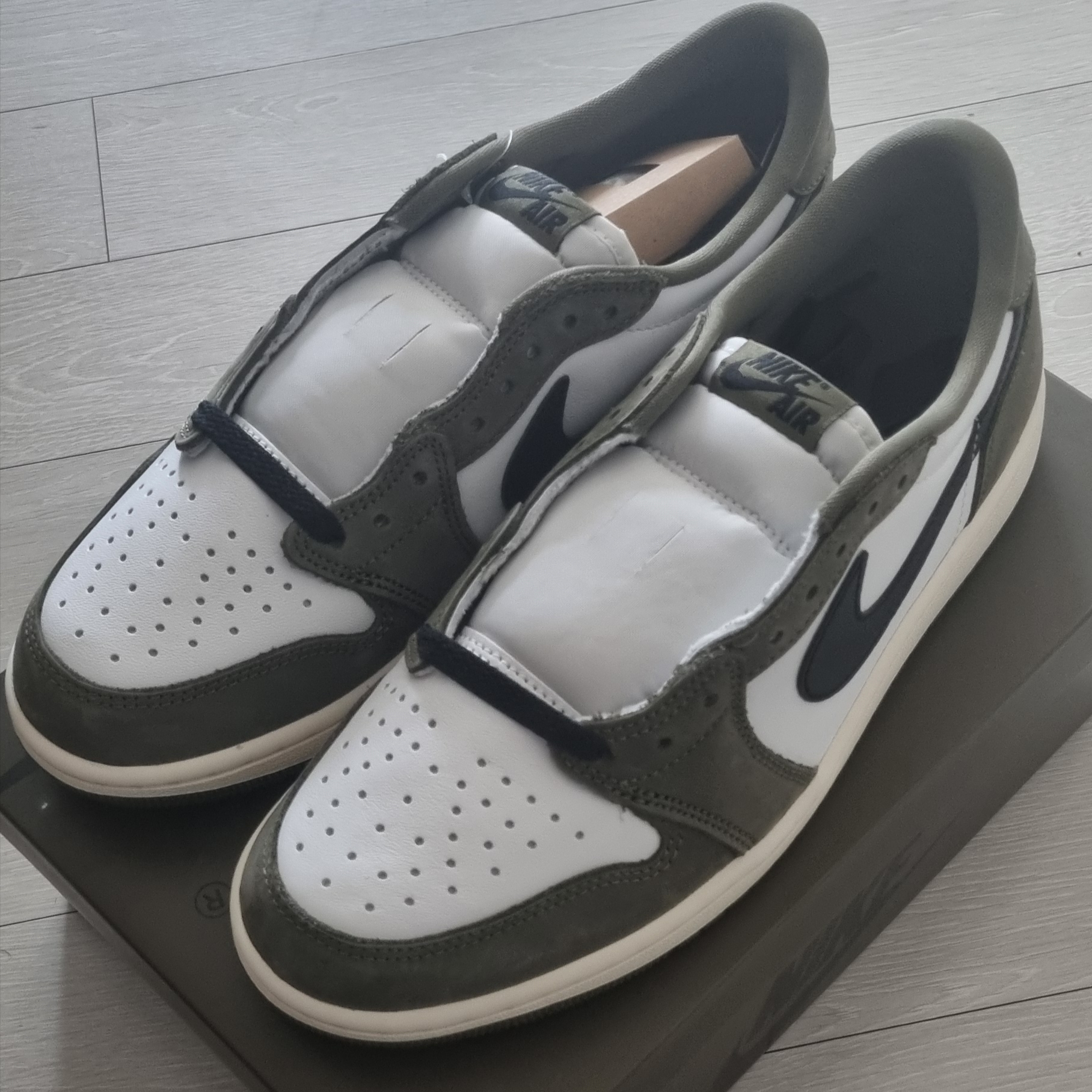Jordan 1 Retro Low OG Medium Olive and Summit White 착용 스타일