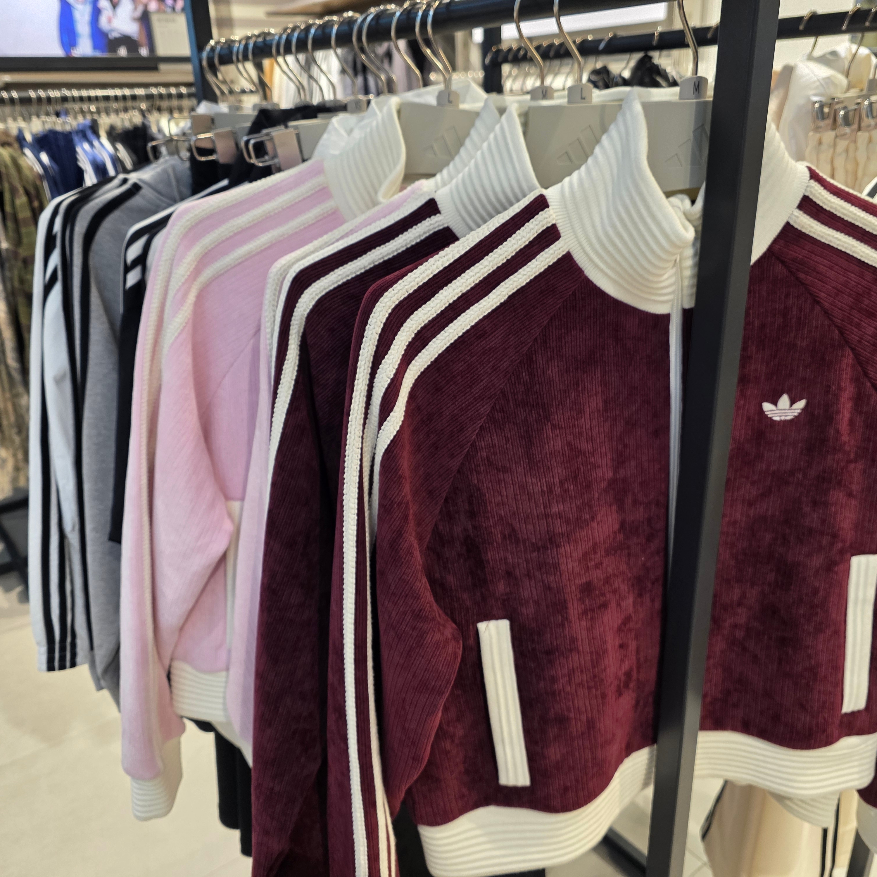(W) Adidas Velour Knit Track Top Maroon - KR Sizing, (W) Adidas Adicolor 70s Blouson Track Top Super Pop - US Sizing 착용 스타일 - 1