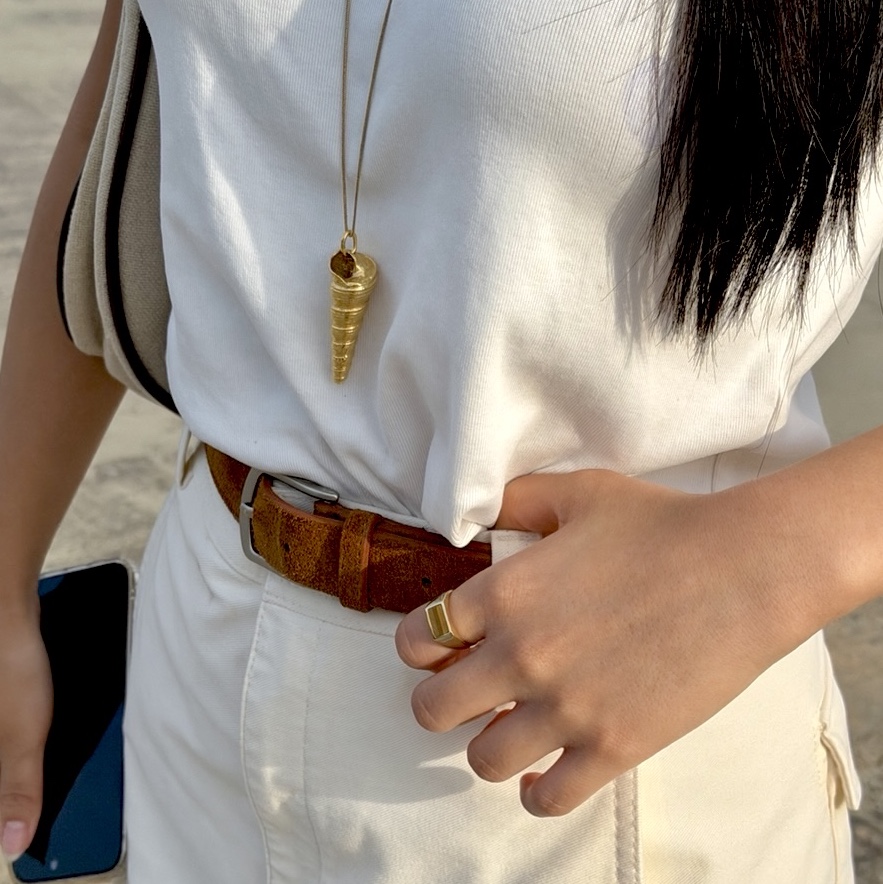 Bőr Flat Pinky Ring (tigereye), Bőr Seashell Necklace (textured) 착용 스타일