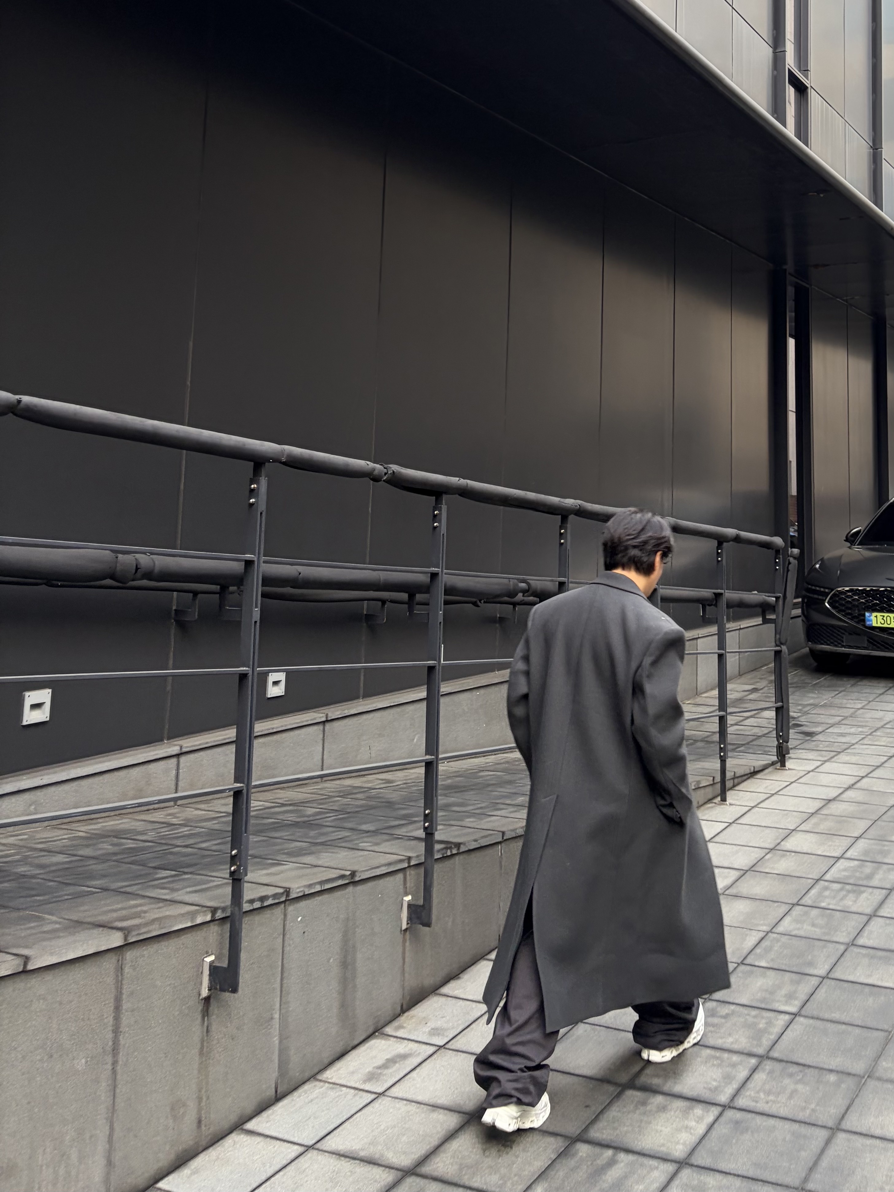 On Running x Post Archive Faction (Paf) Cloudmonster 2 Vapor Frost 착용 스타일