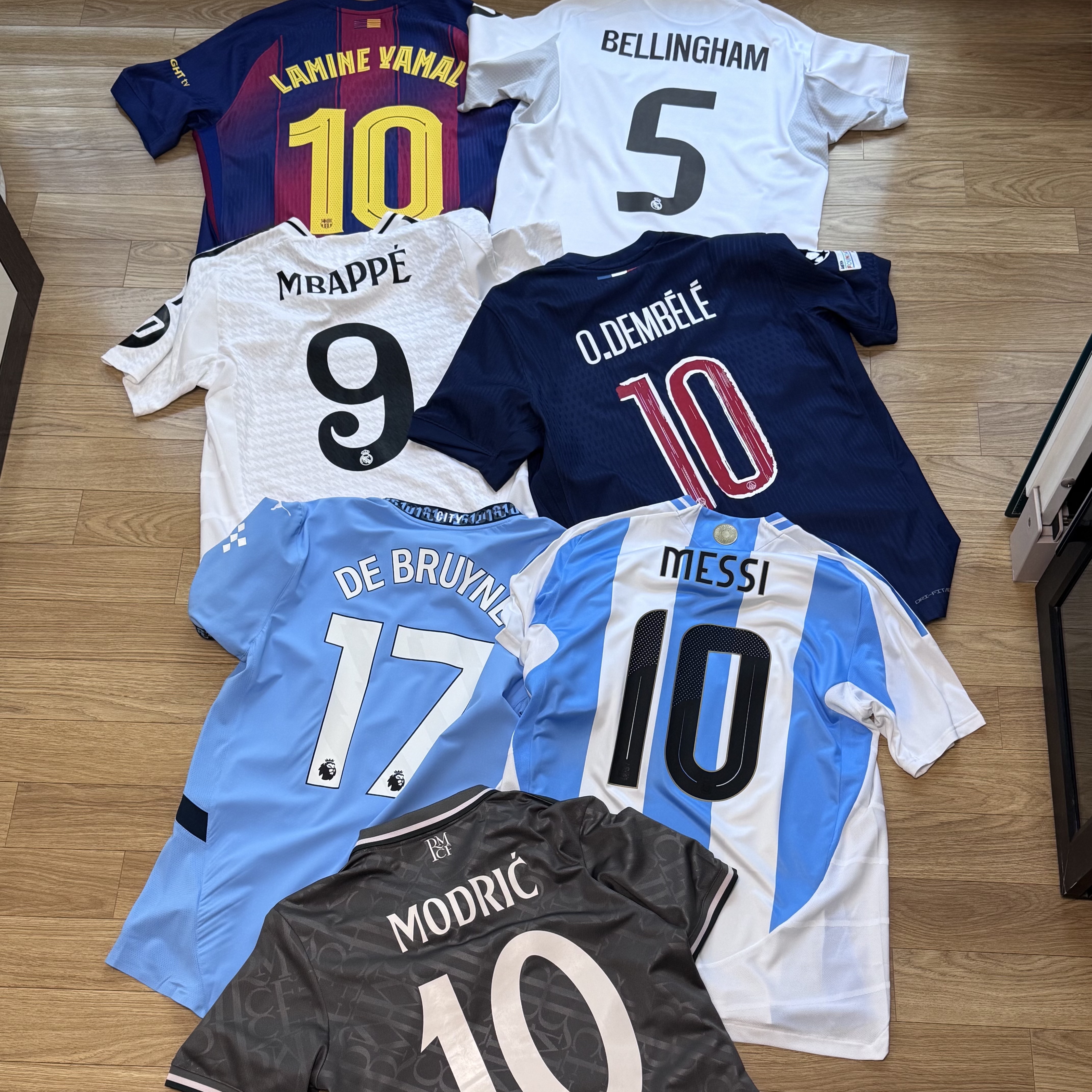 Nike FC Barcelona 2025/26 Match Home Dri-Fit ADV Soccer Authentic Jersey Deep Royal Blue Noble Red (Non Marking Ver.), Adidas Real Madrid 2025/26 Home Authentic Jersey White - KR Sizing (Non Marking Ver.) 착용 스타일