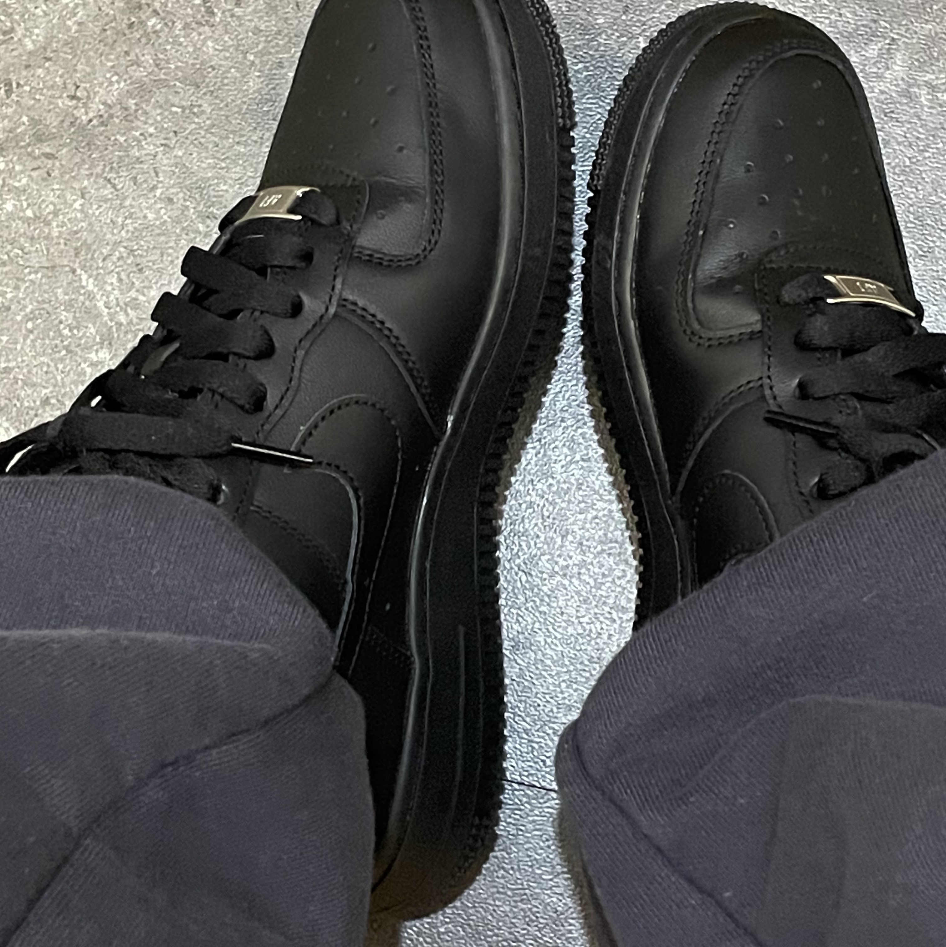 (W) Nike Air Force 1 '07 Low Triple Black 착용 스타일