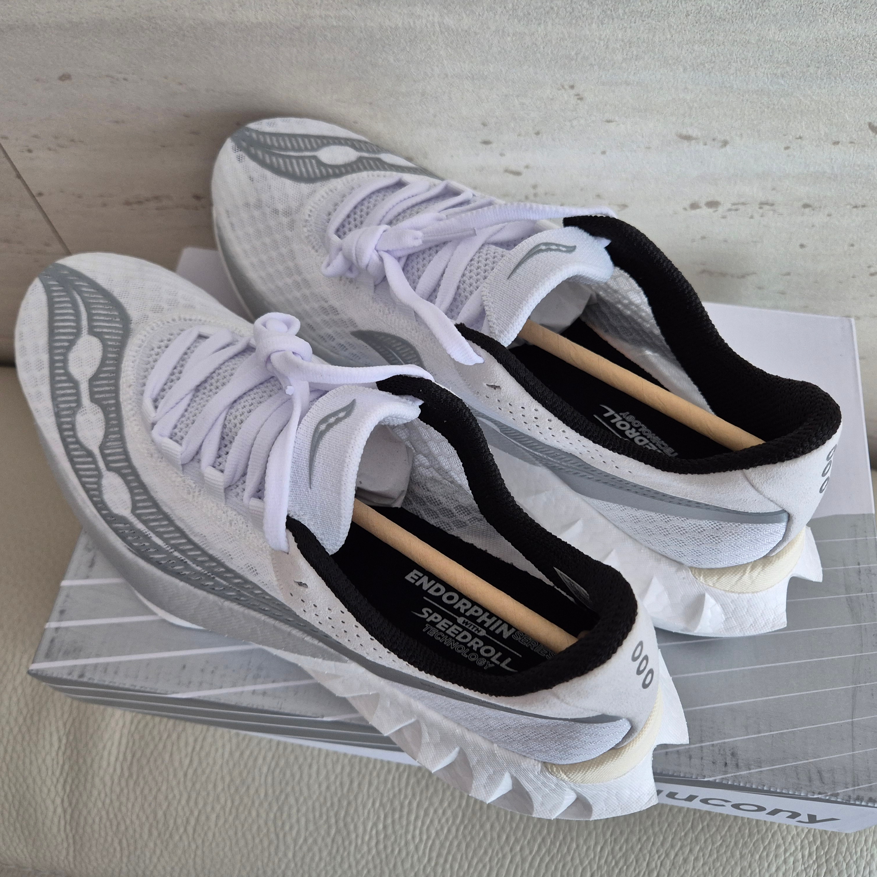 Saucony Endorphin Pro 4 White Silver 착용 스타일 - 3