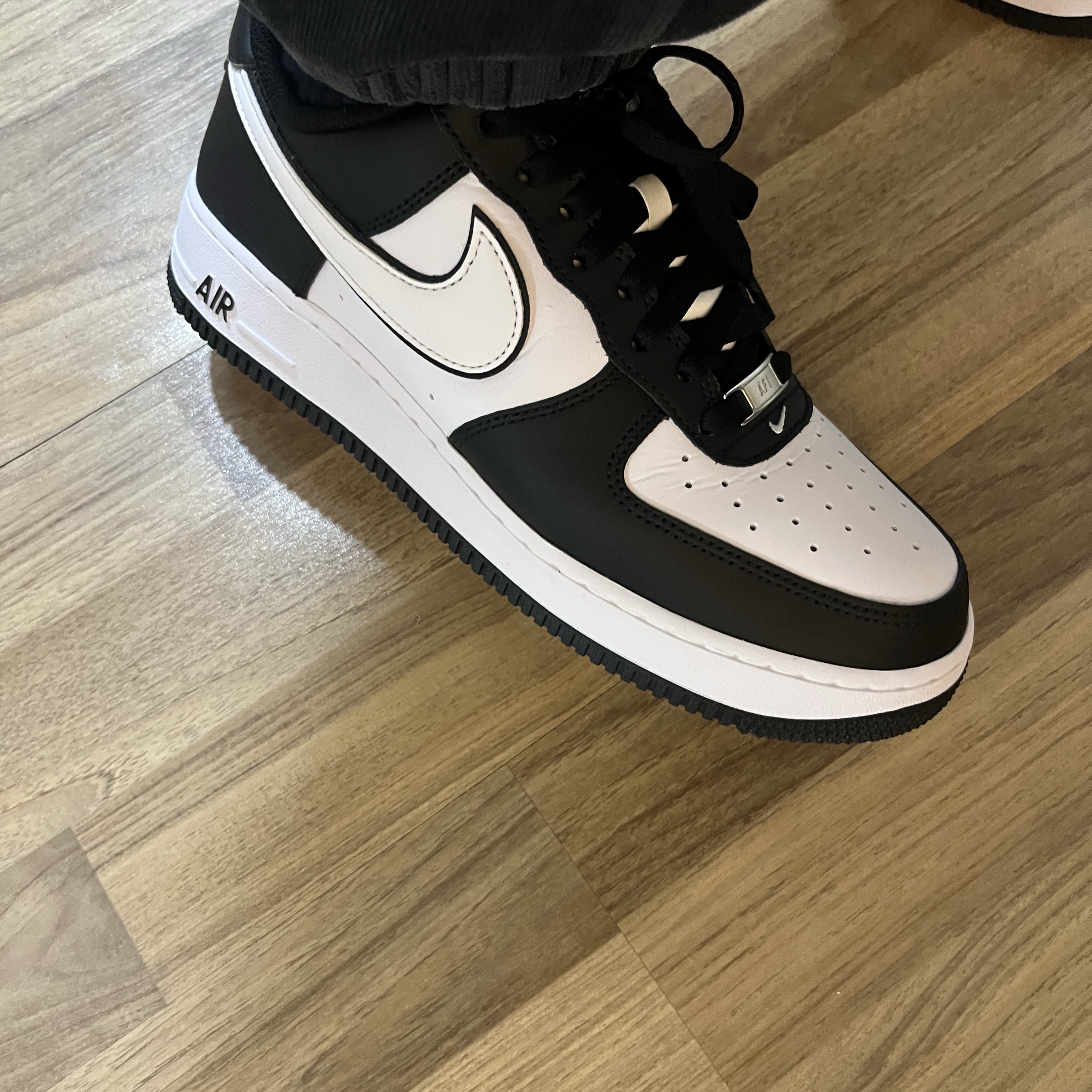 Nike Air Force 1 '07 Black White 착용 스타일 - 2