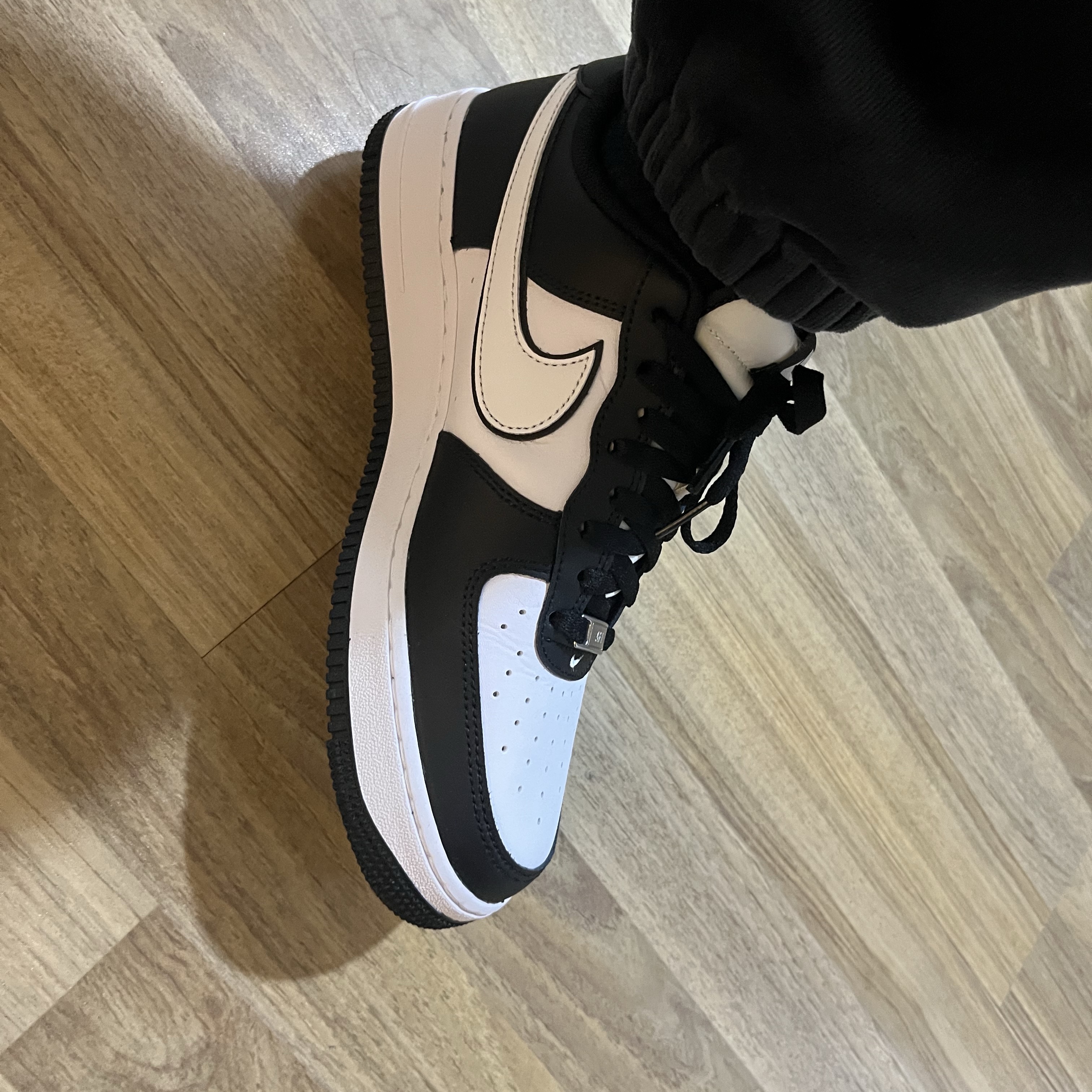 Nike Air Force 1 '07 Black White 착용 스타일 - 1
