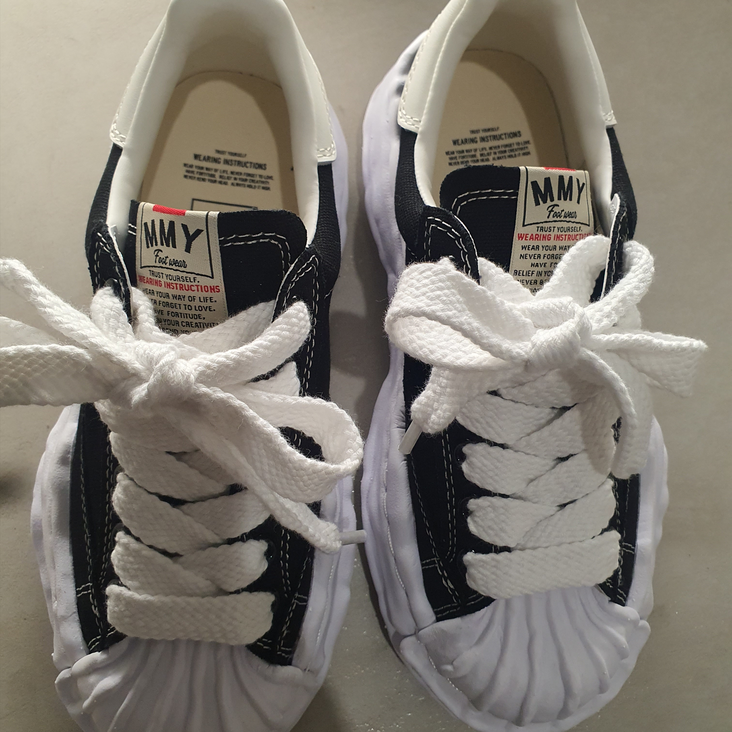Maison Mihara Yasuhiro Blakey OG Sole Canvas Low-top Sneakers Black White 착용 스타일