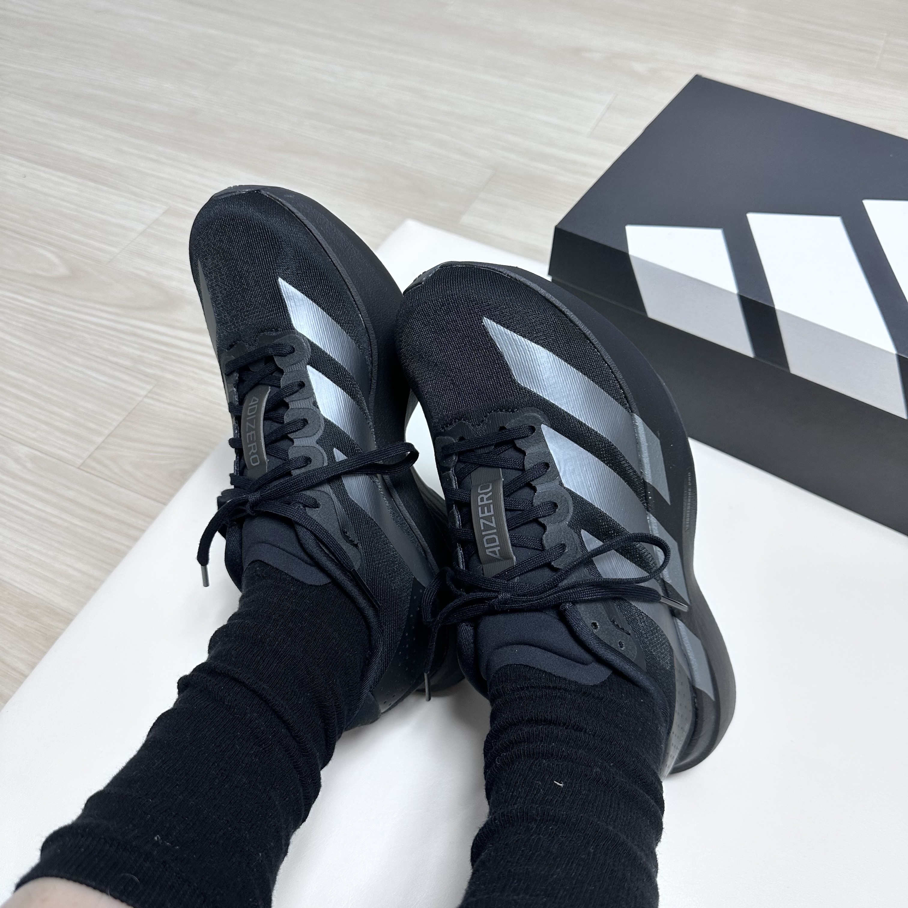 Adidas Adizero EVO SL Core Black Iron Metallic 착용 스타일 - 1