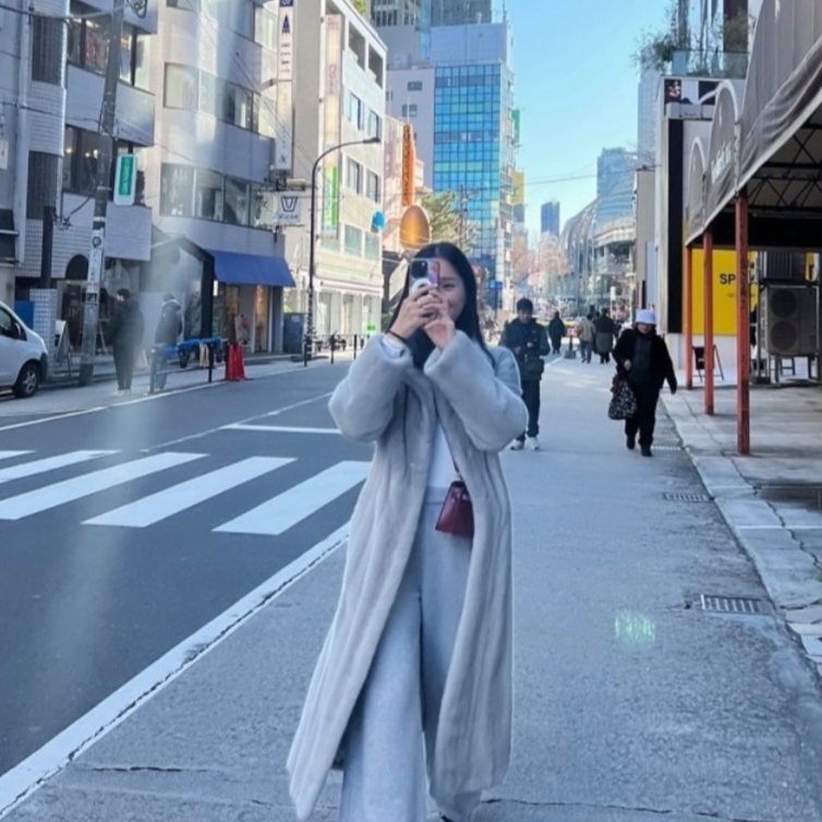 (W) Arket Faux Fur Coat Grey 착용 스타일