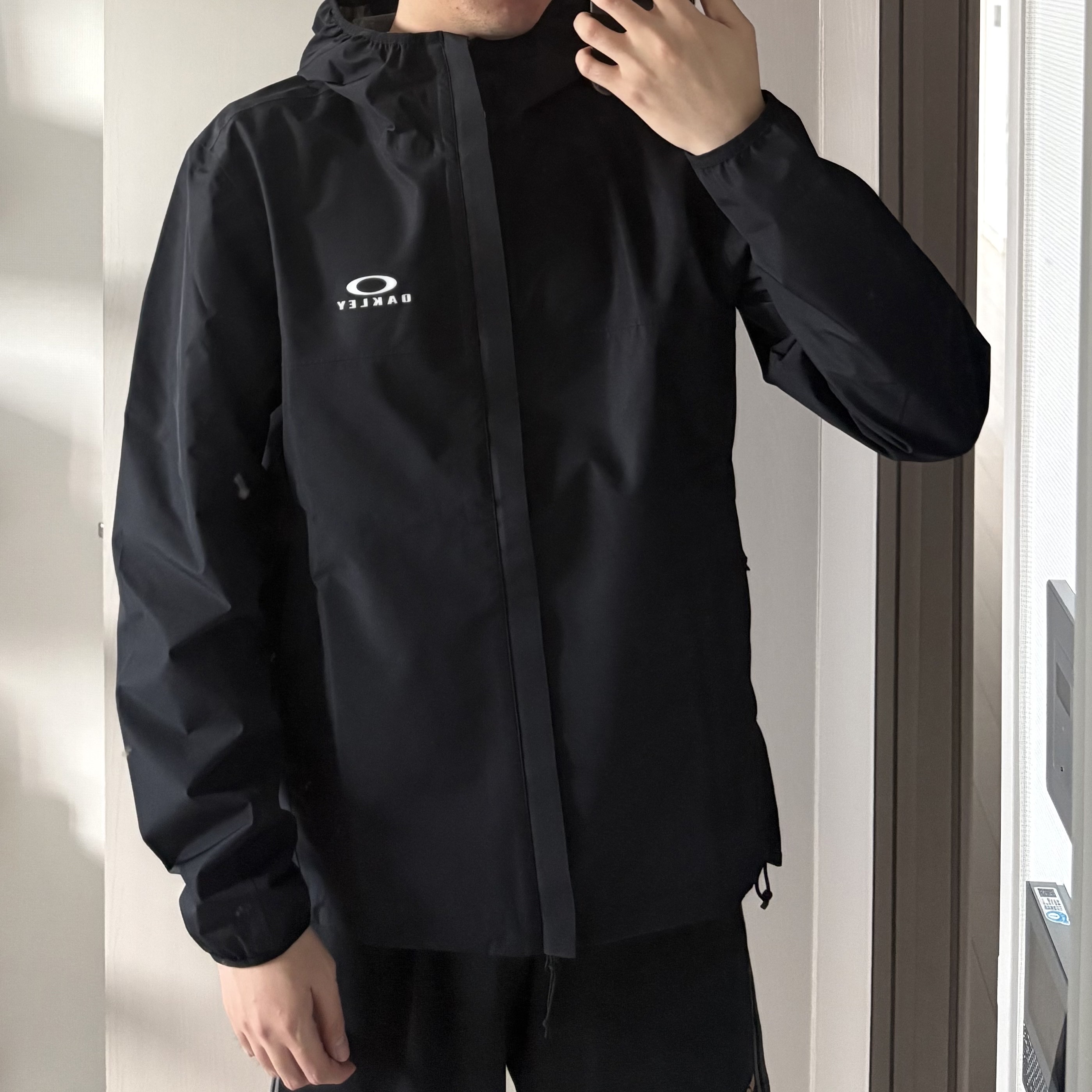 Oakley Elements Shell Jacket 2.0 Blackout 착용 스타일