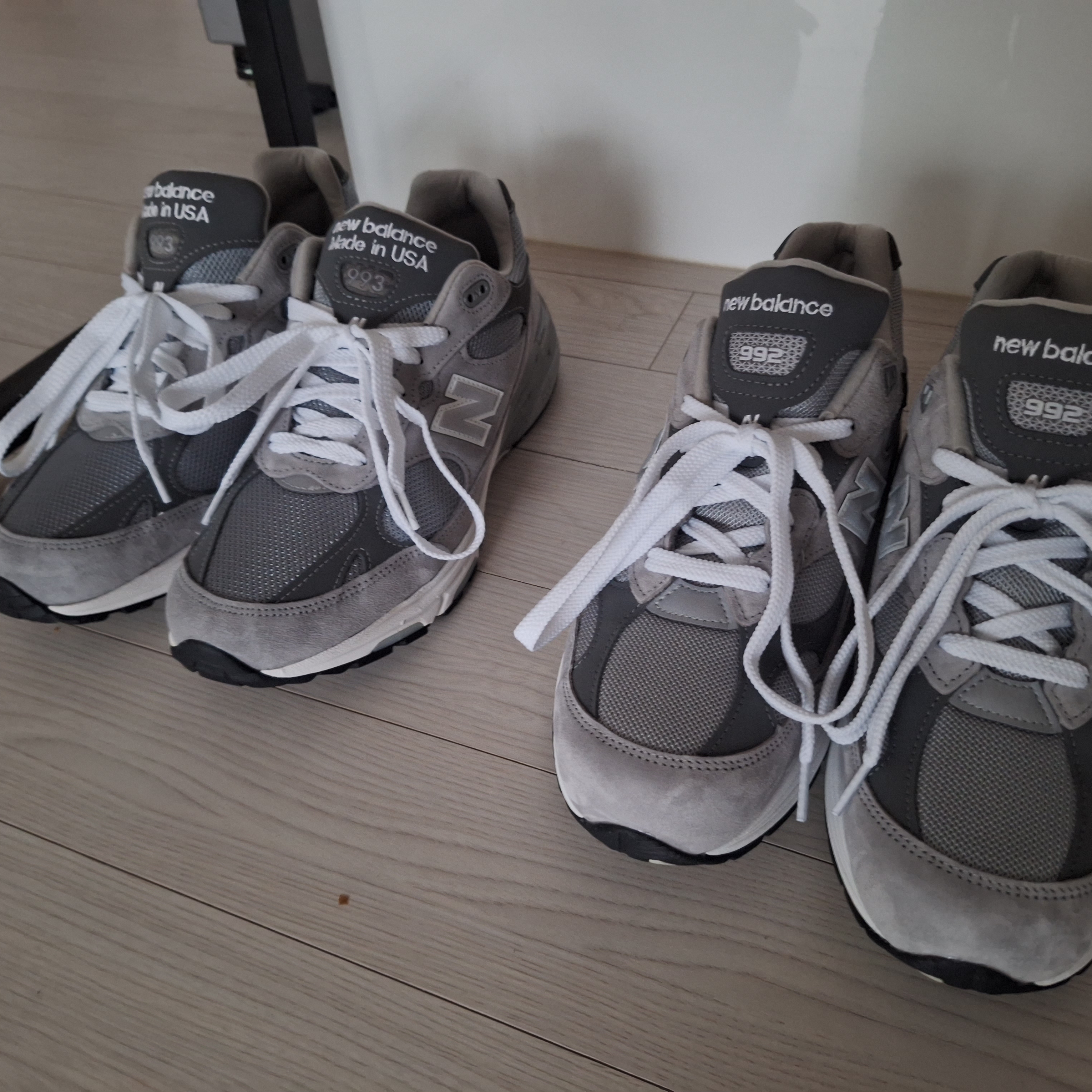 New Balance 992 Made in USA Core Grey Silver Metallic, New Balance 993 Made in USA Grey - D Standard 착용 스타일 - 1