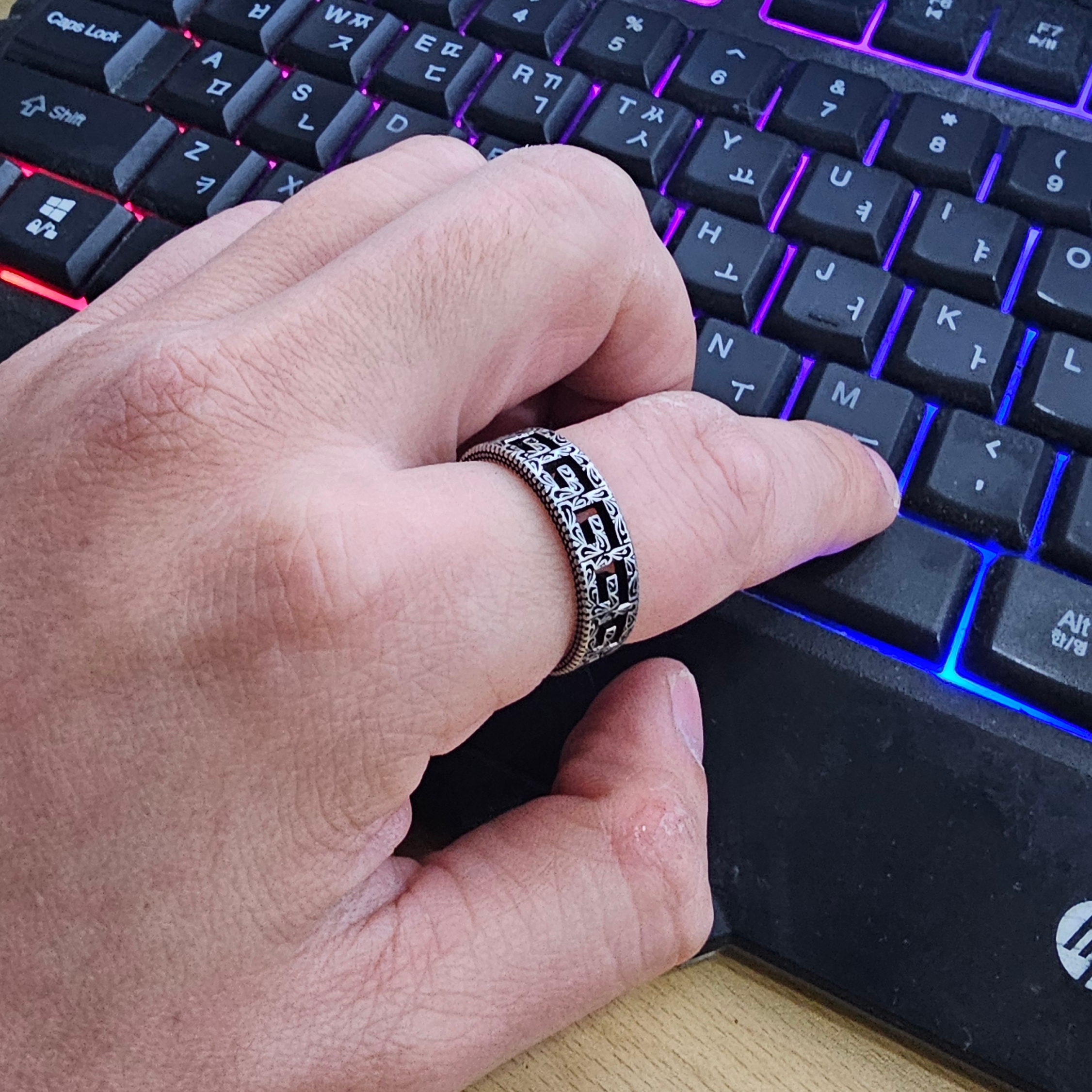 Gucci Silver Ring With SquareG Silver Aged Finish 착용 스타일