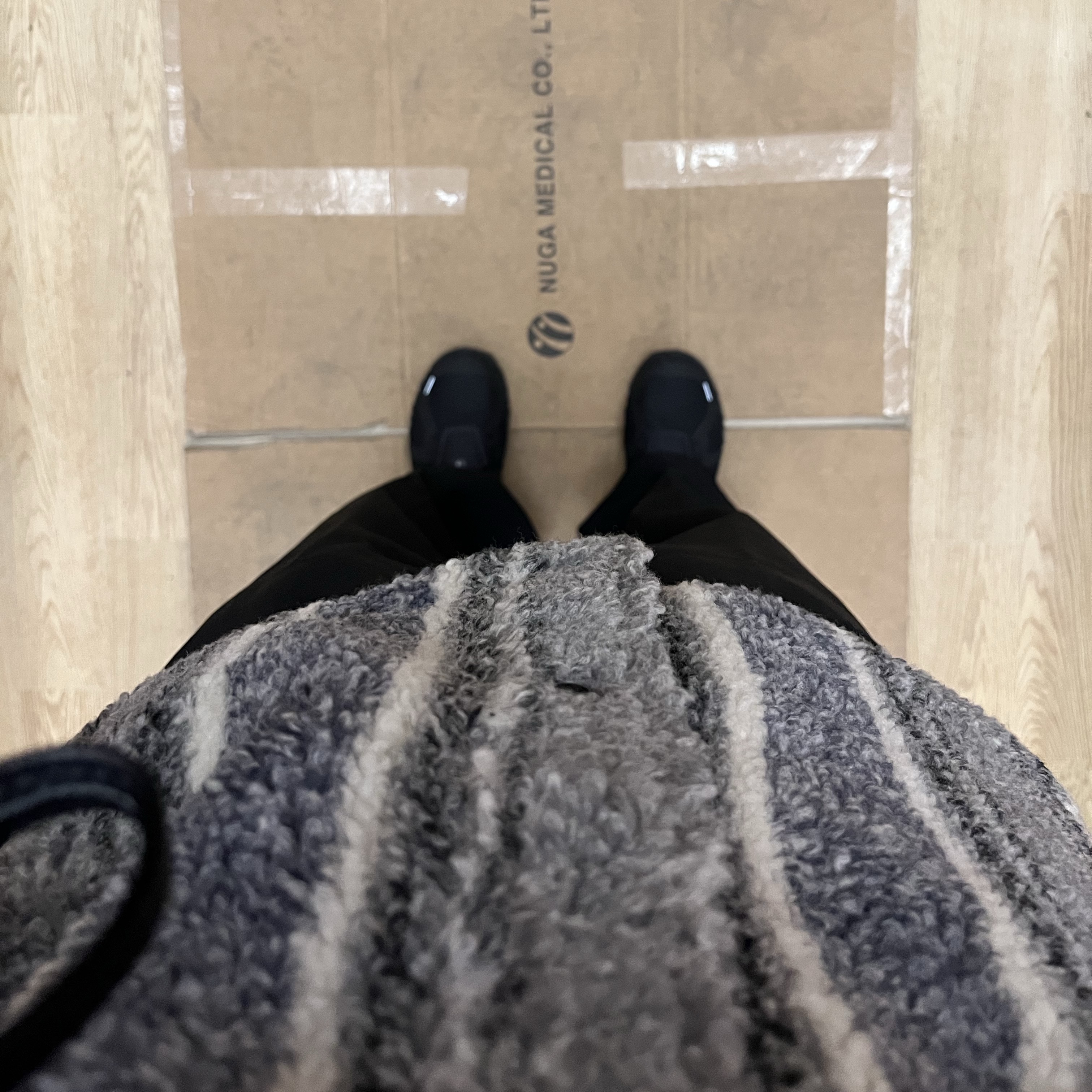 Stussy Striped Sherpa Shirt Charcoal, On Running Cloud 6 WP Black 착용 스타일