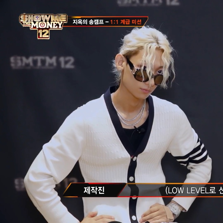 Thom Browne Cotton 4-Bar V-Neck Cable Cardigan White 착용 스타일