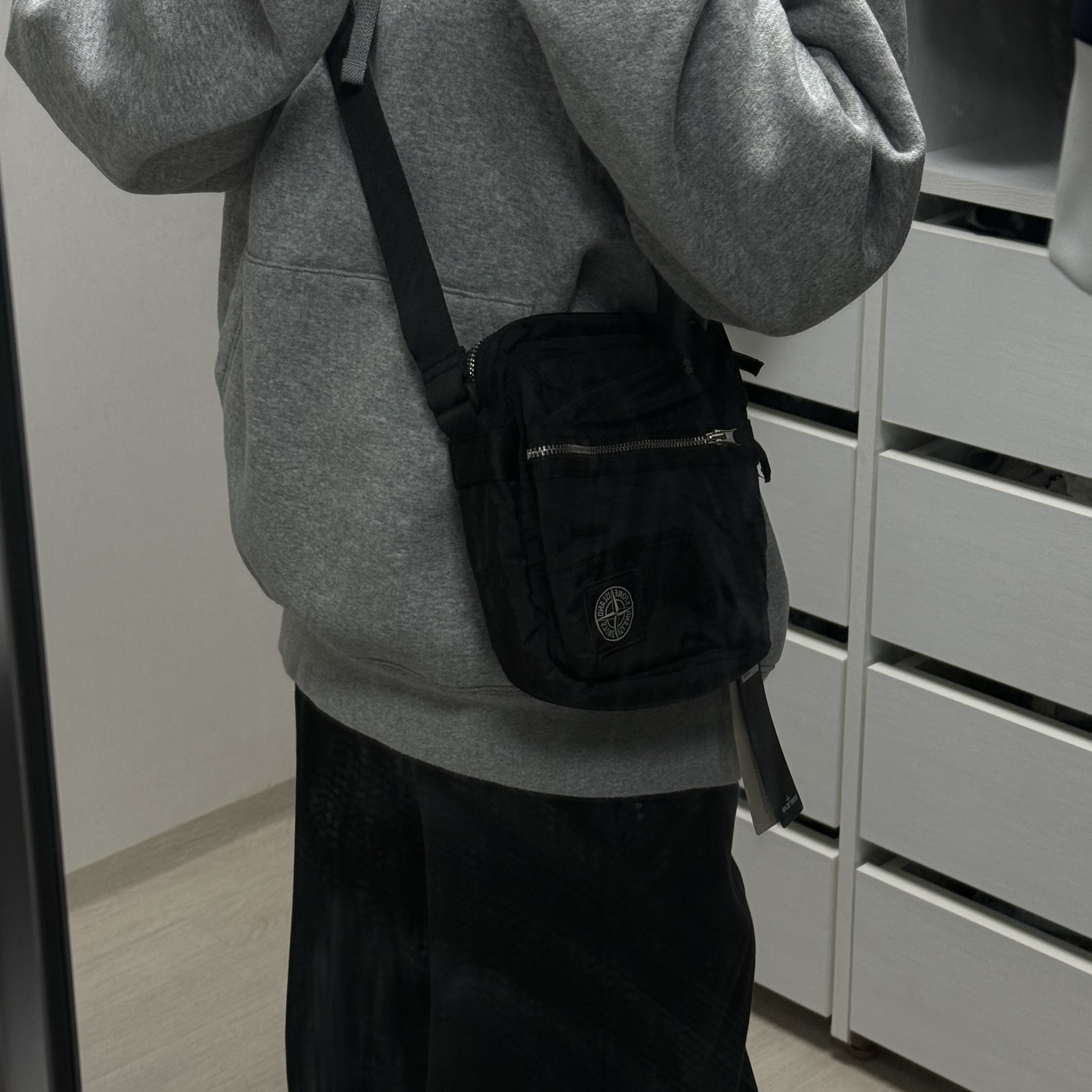 Stone Island 9200015 Coated Nylon Metal in Econyl Pouch Bag with Front Pocket and Ripstop Lining Black - 25FW 착용 스타일