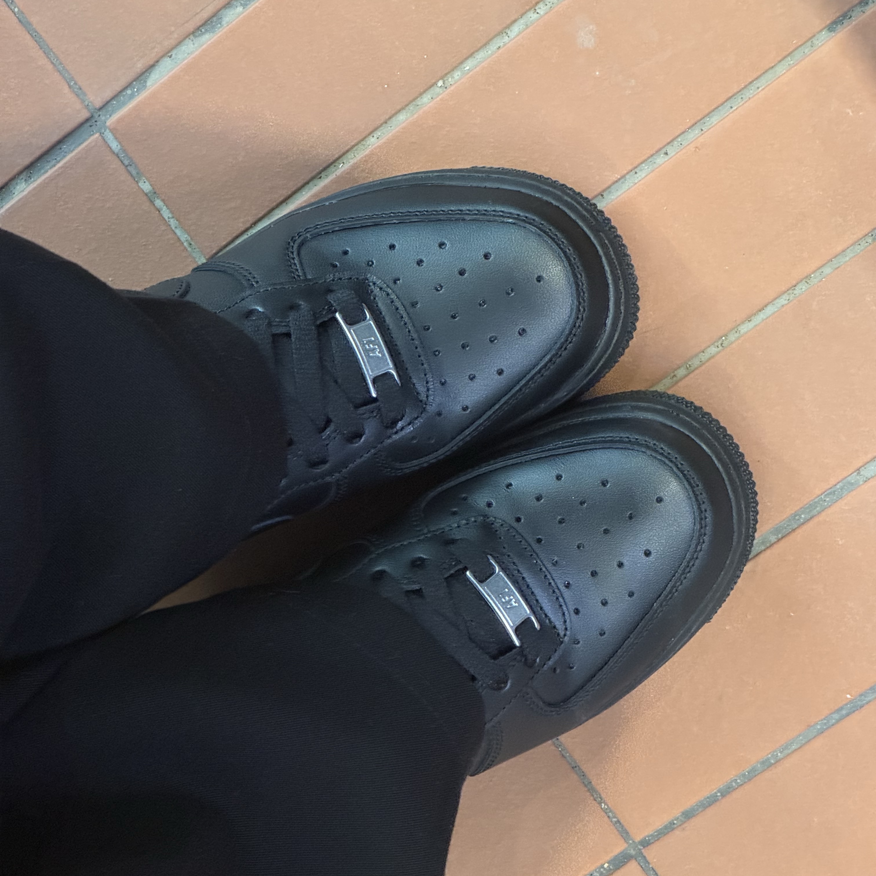 (W) Nike Air Force 1 '07 Low Triple Black 착용 스타일