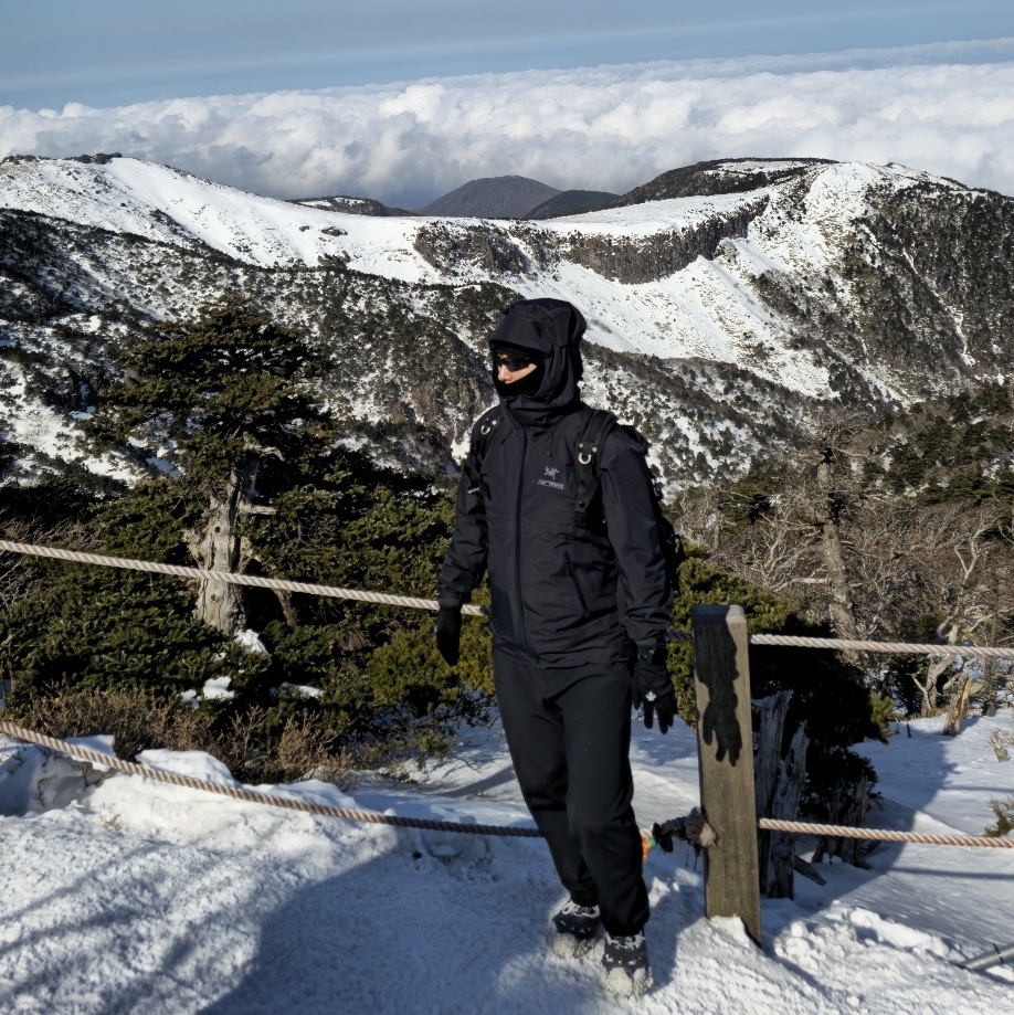 Arc'teryx Beta LT Jacket Black, Oakley Plantaris Matte Black Frame Prizm Grey Lenses Regular Universal Fit 착용 스타일