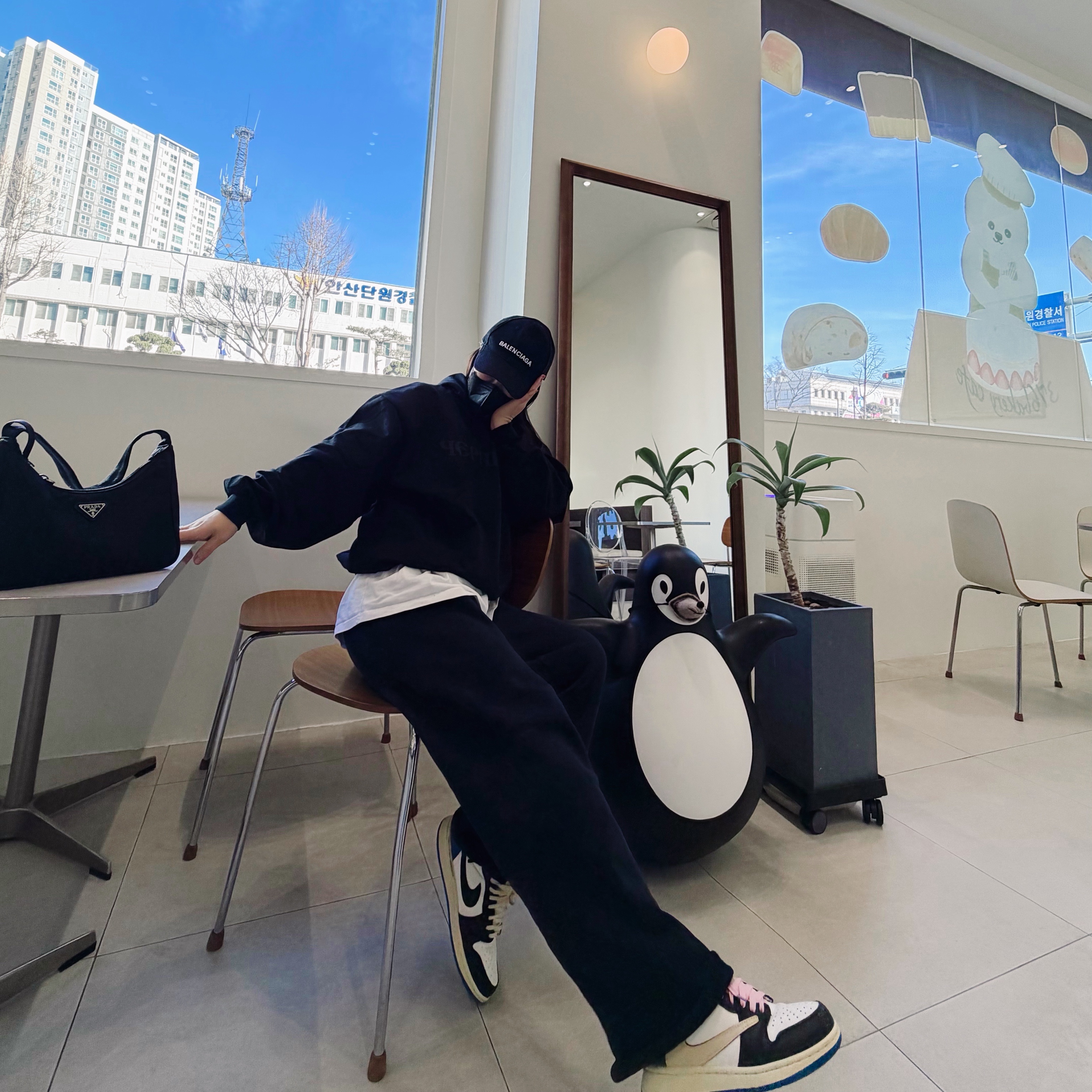 Yeezy Vultures Pants Black, Yeezy x Gosha Rubchinskiy YZY Black Dogs Hoodie Black 착용 스타일 - 3