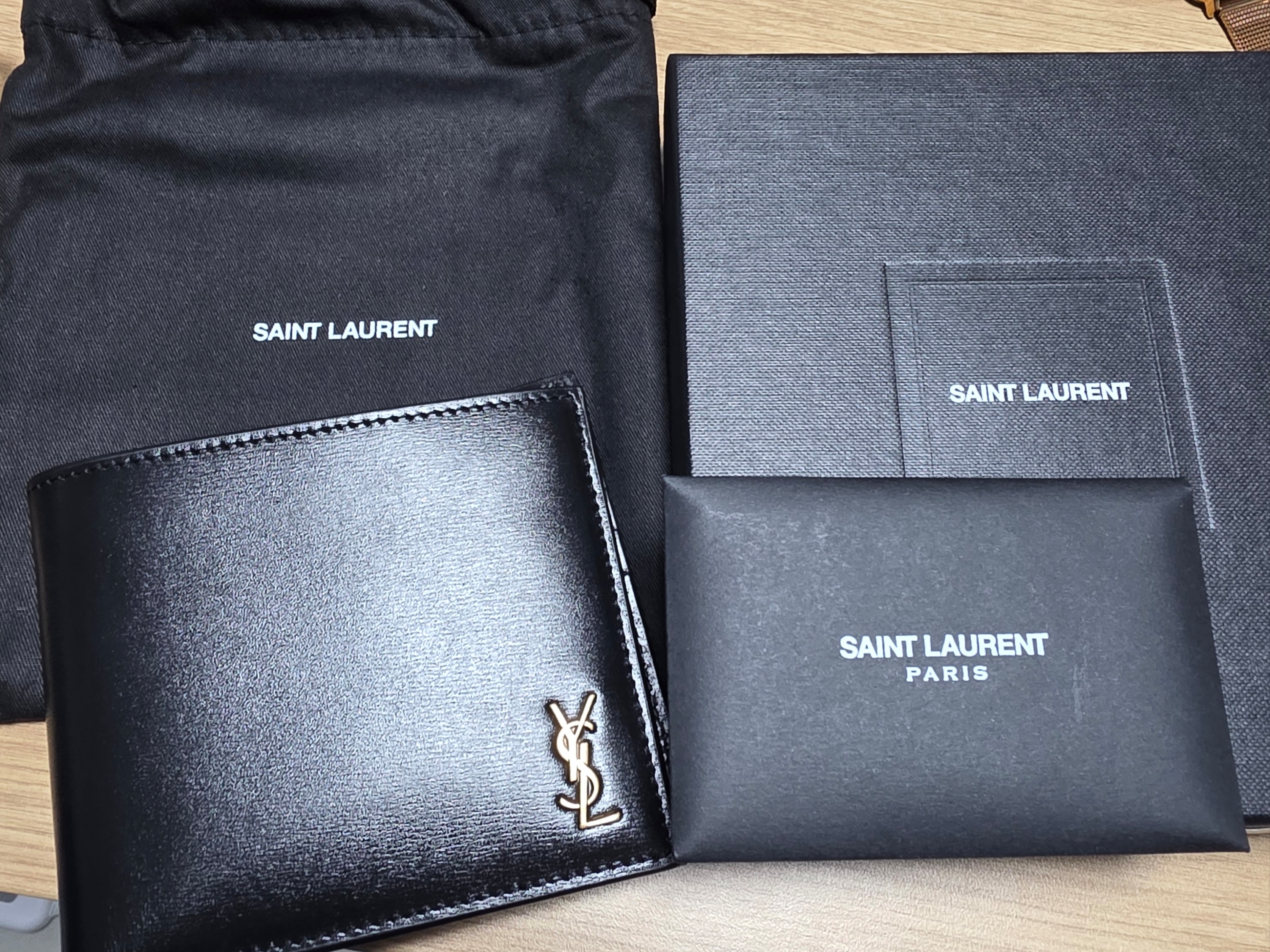 Saint Laurent Tiny Cassandre East/West Wallet in Shiny Leather Black 착용 스타일
