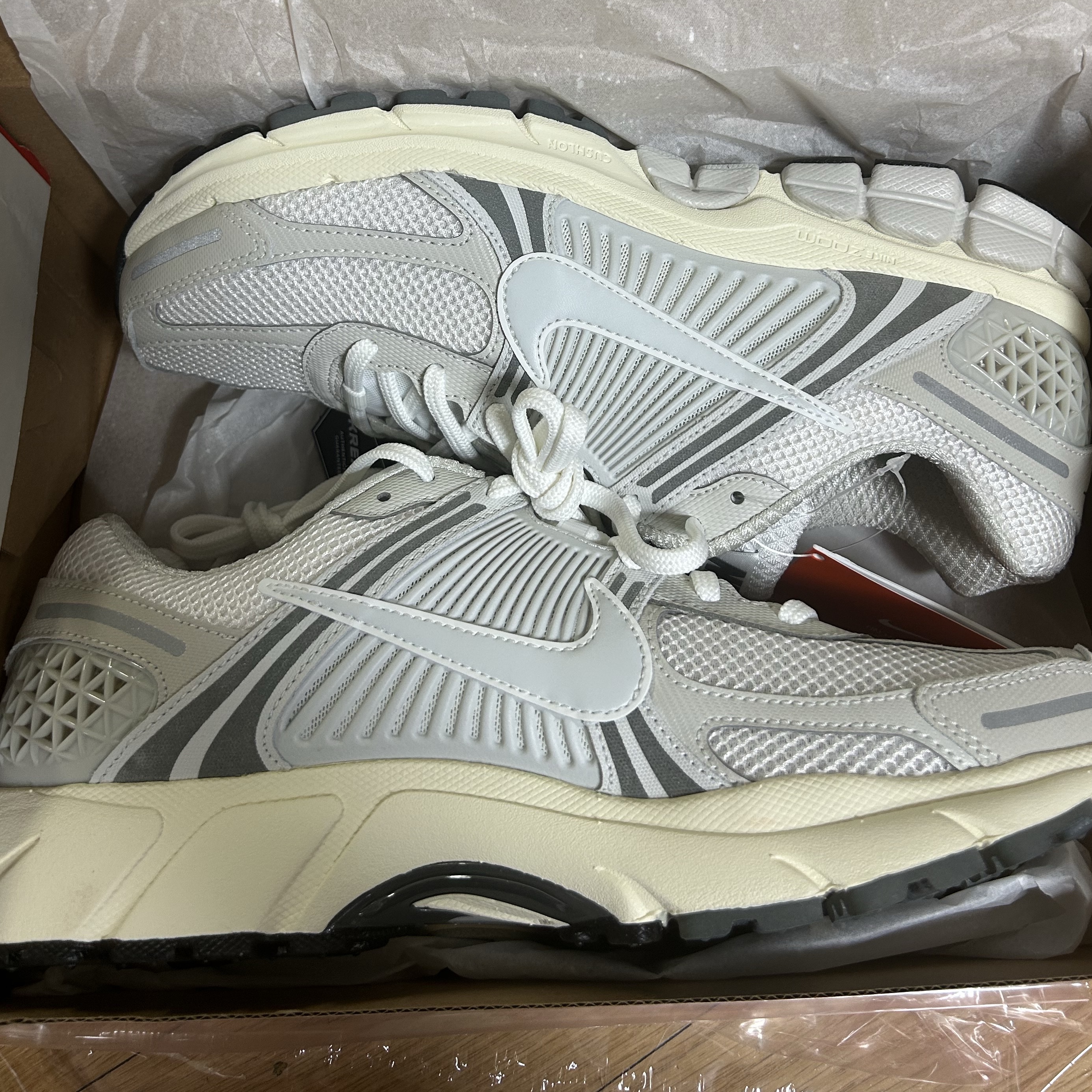 Nike Zoom Vomero 5 Platinum Tint Photon Dust 착용 스타일