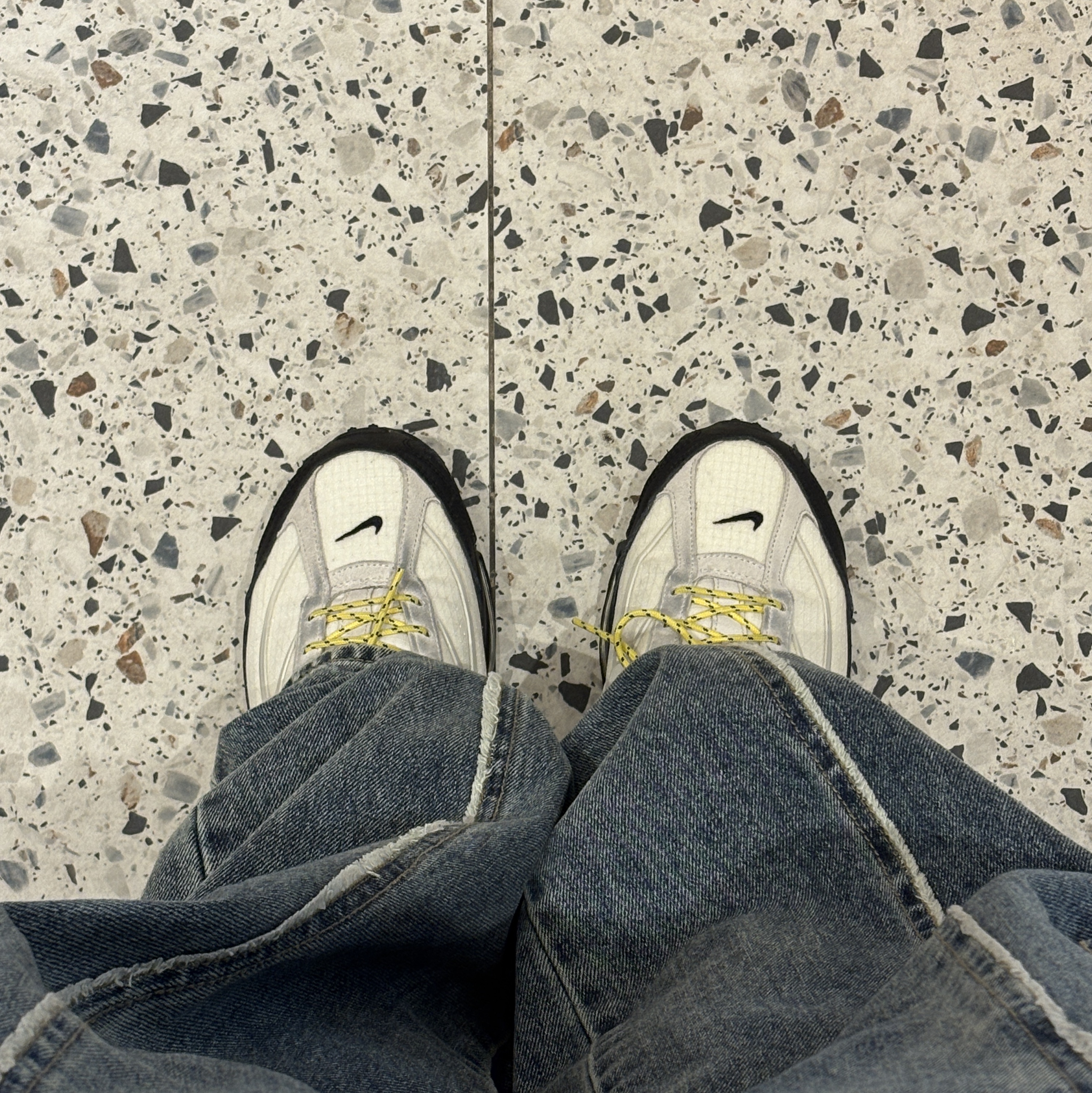 Nike Shox Ride 2 Black and Phantom 착용 스타일