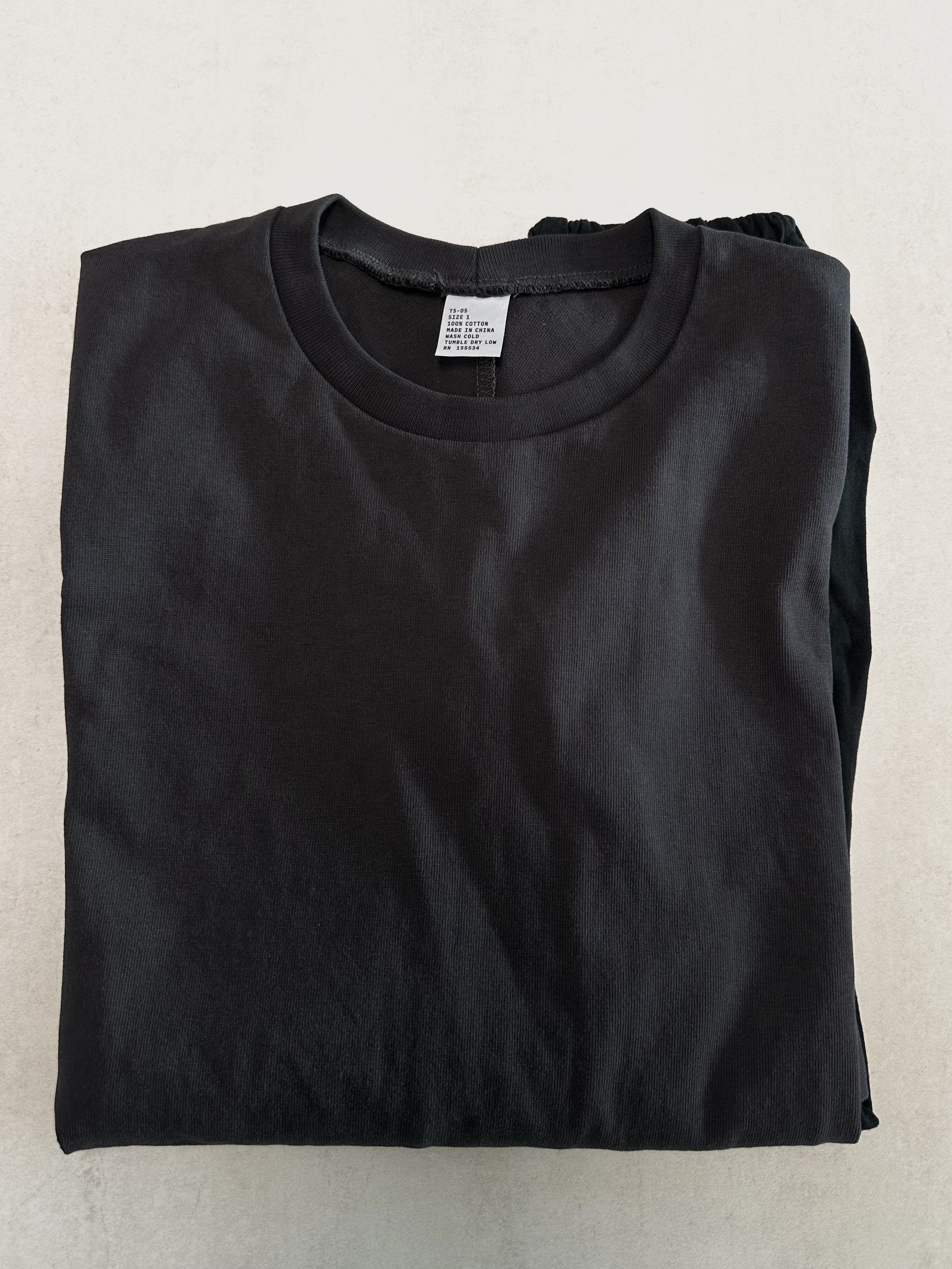 Yeezy TS-05 Blank Black 착용 스타일 - 2