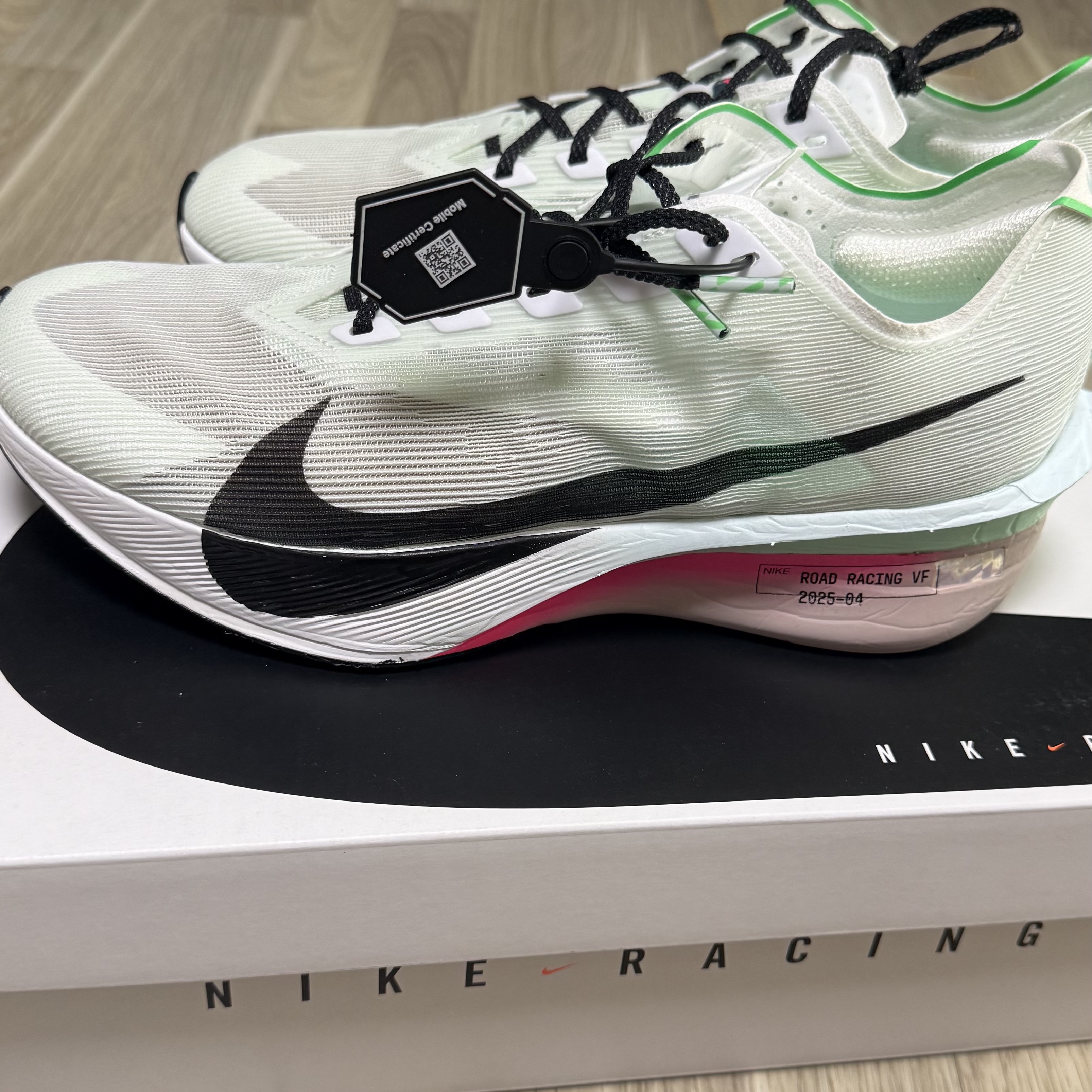 Nike ZoomX Vaporfly Next% 4 White Hyper Pink 착용 스타일