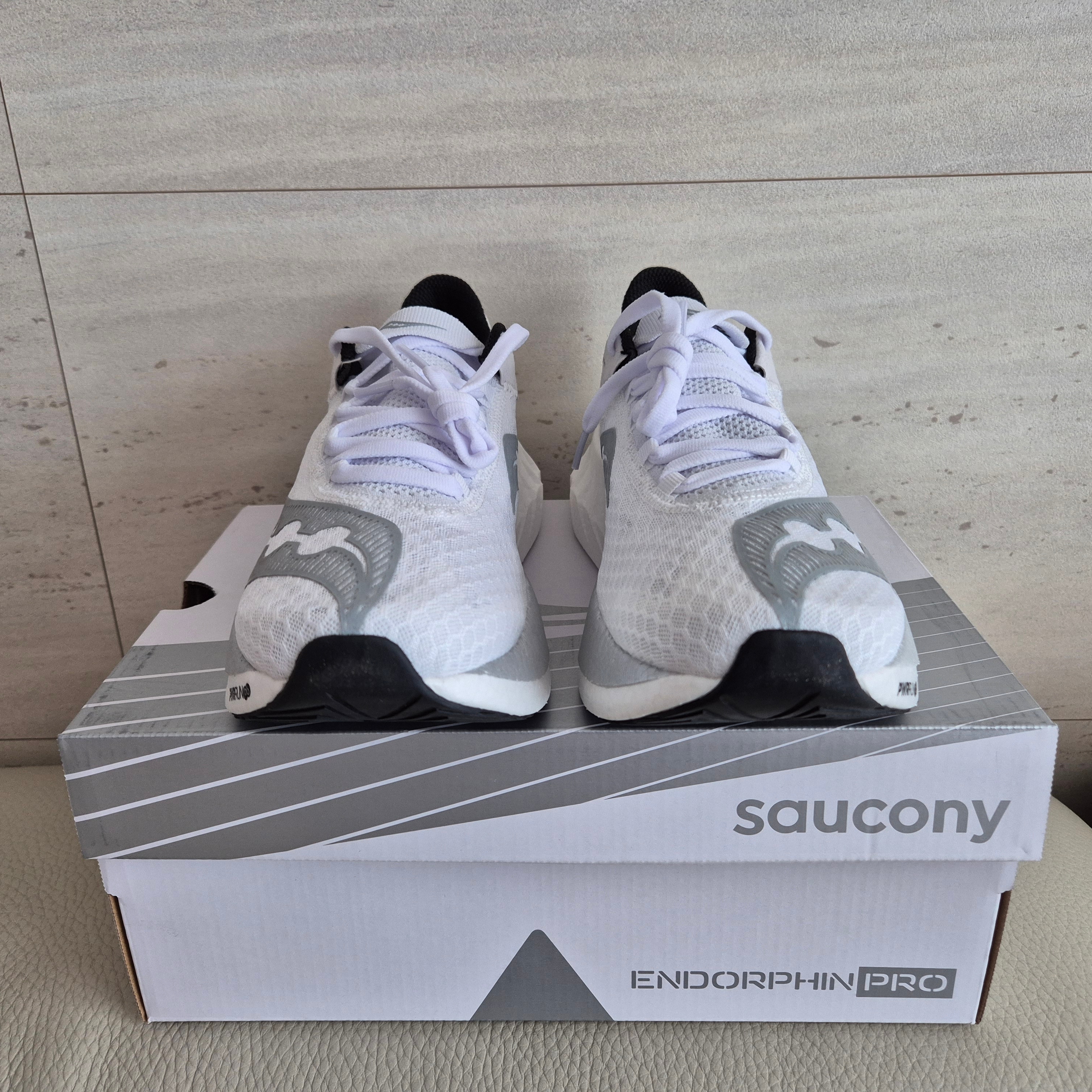 Saucony Endorphin Pro 4 White Silver 착용 스타일 - 1