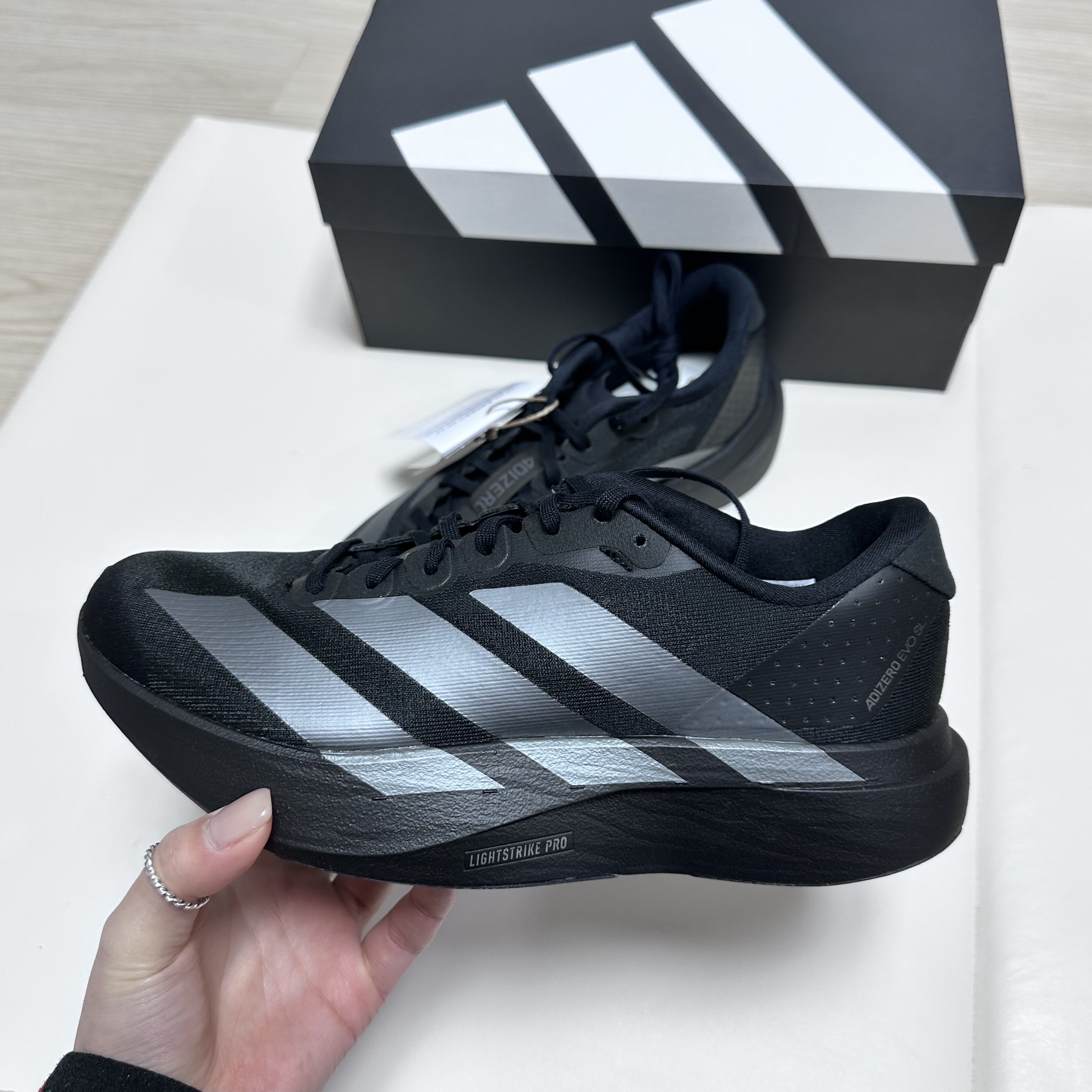 Adidas Adizero EVO SL Core Black Iron Metallic 착용 스타일 - 3