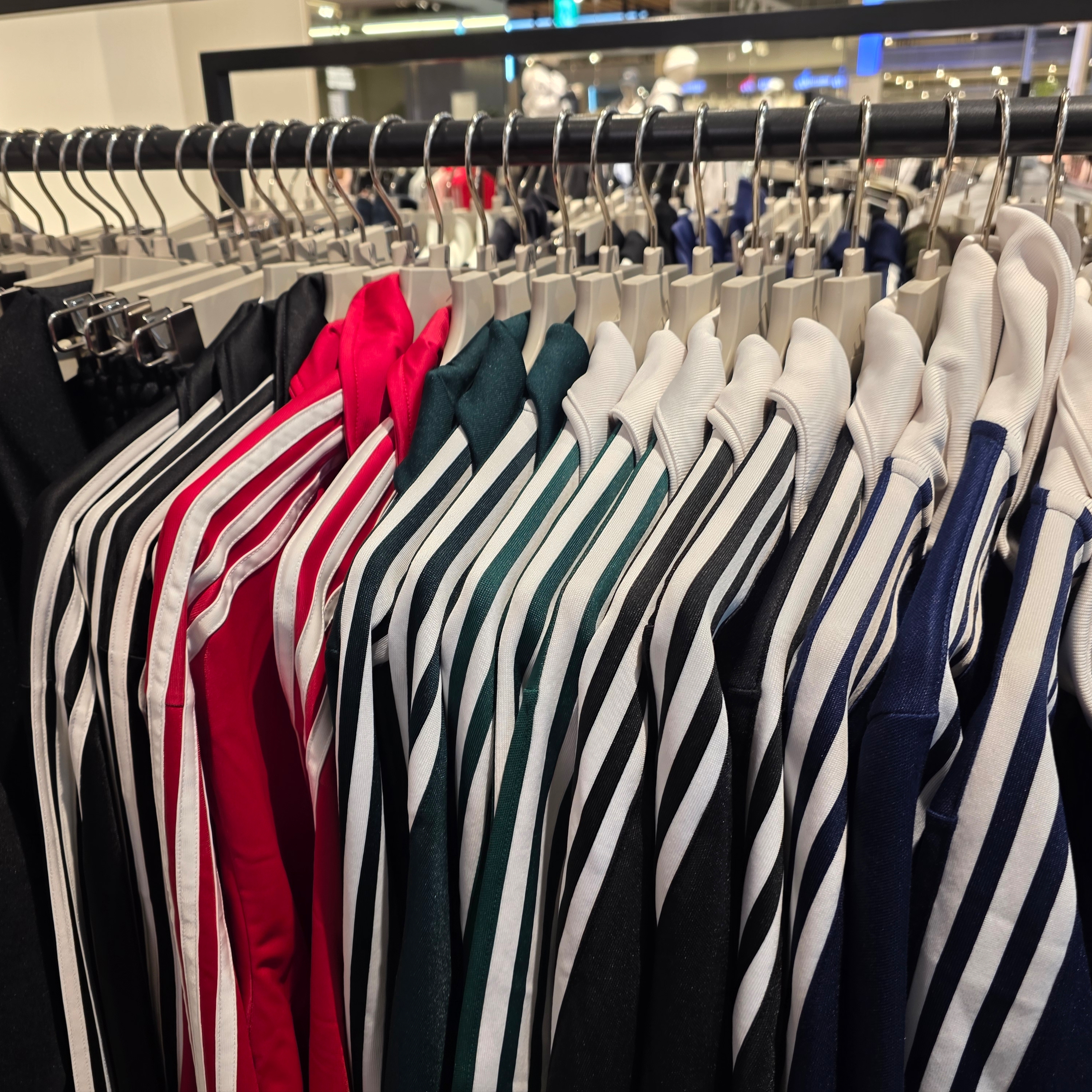 (W) Adidas Velour Knit Track Top Maroon - KR Sizing, (W) Adidas Adicolor 70s Blouson Track Top Super Pop - US Sizing 착용 스타일 - 2
