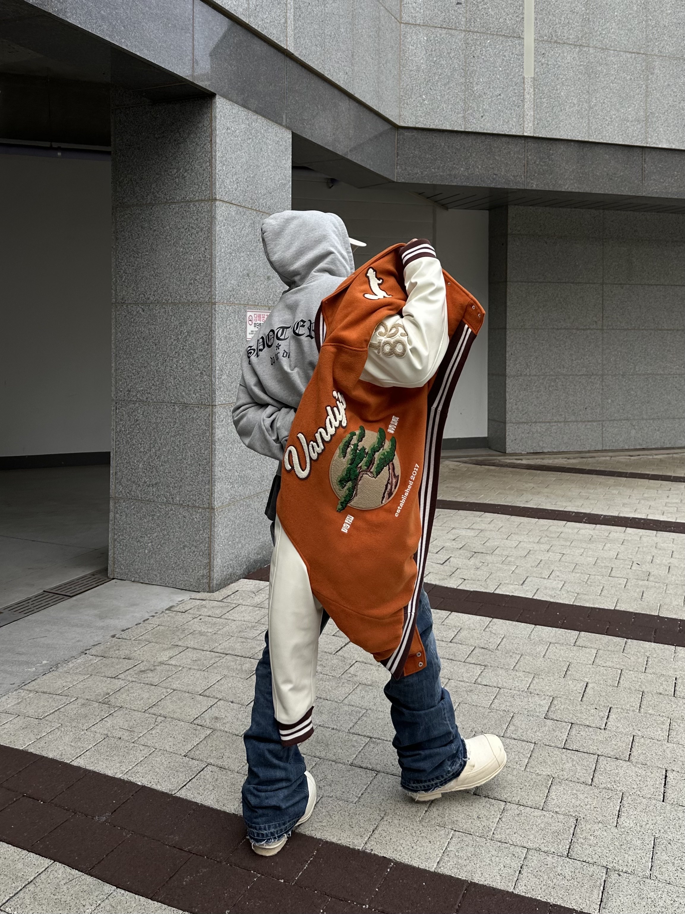 Vandy The Pink Bonsai Varsity Jacket 착용 스타일 - 1