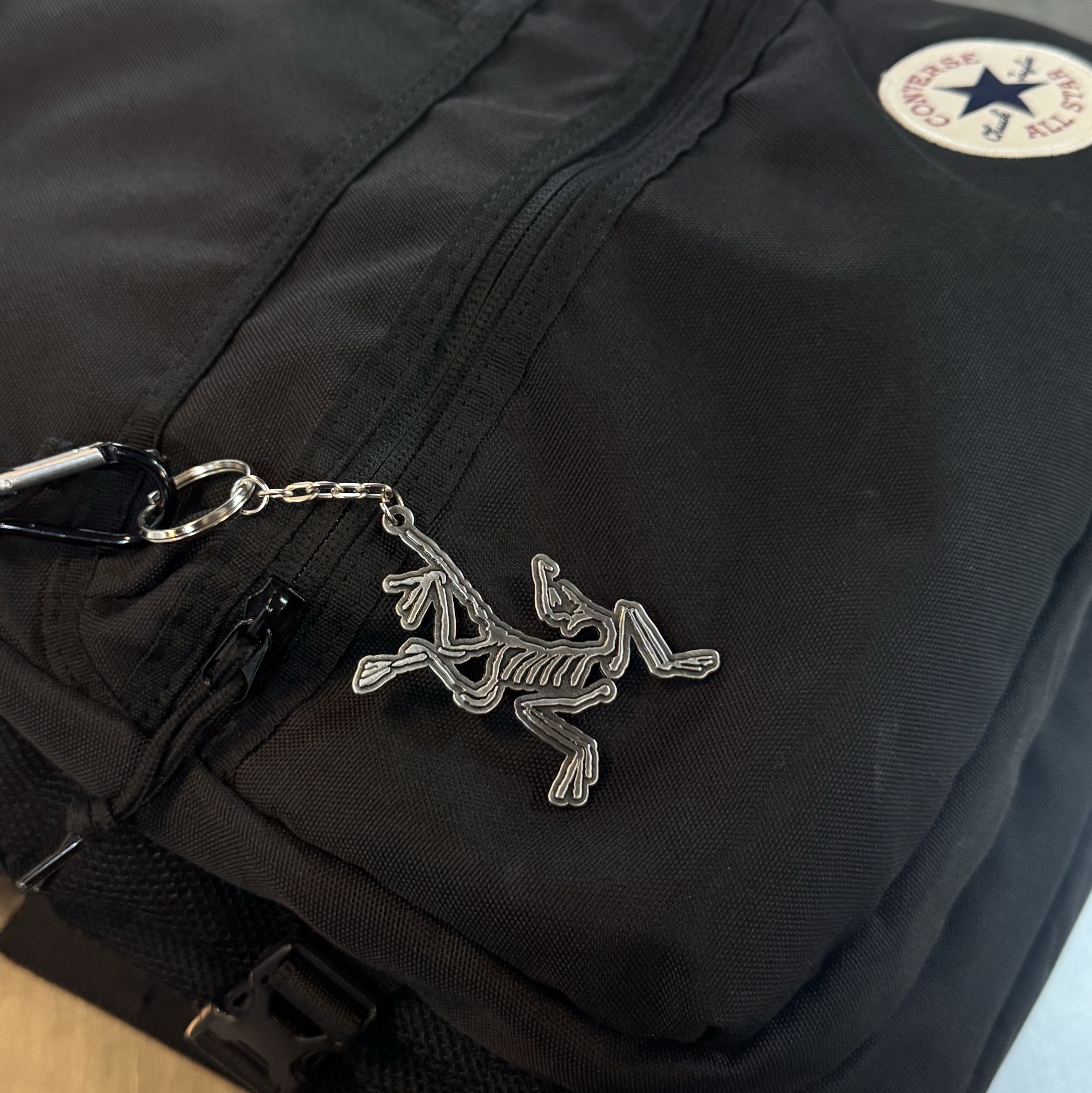Arc'teryx Keyring Metal 착용 스타일