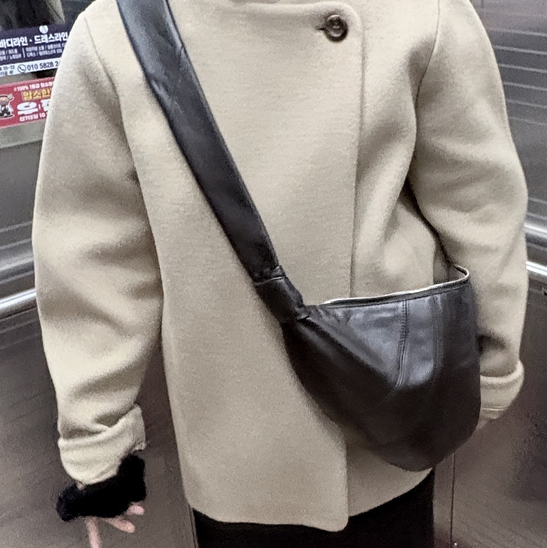 Lemaire Medium Croissant Bag Soft Nappa Leather Dark Chocolate 착용 스타일