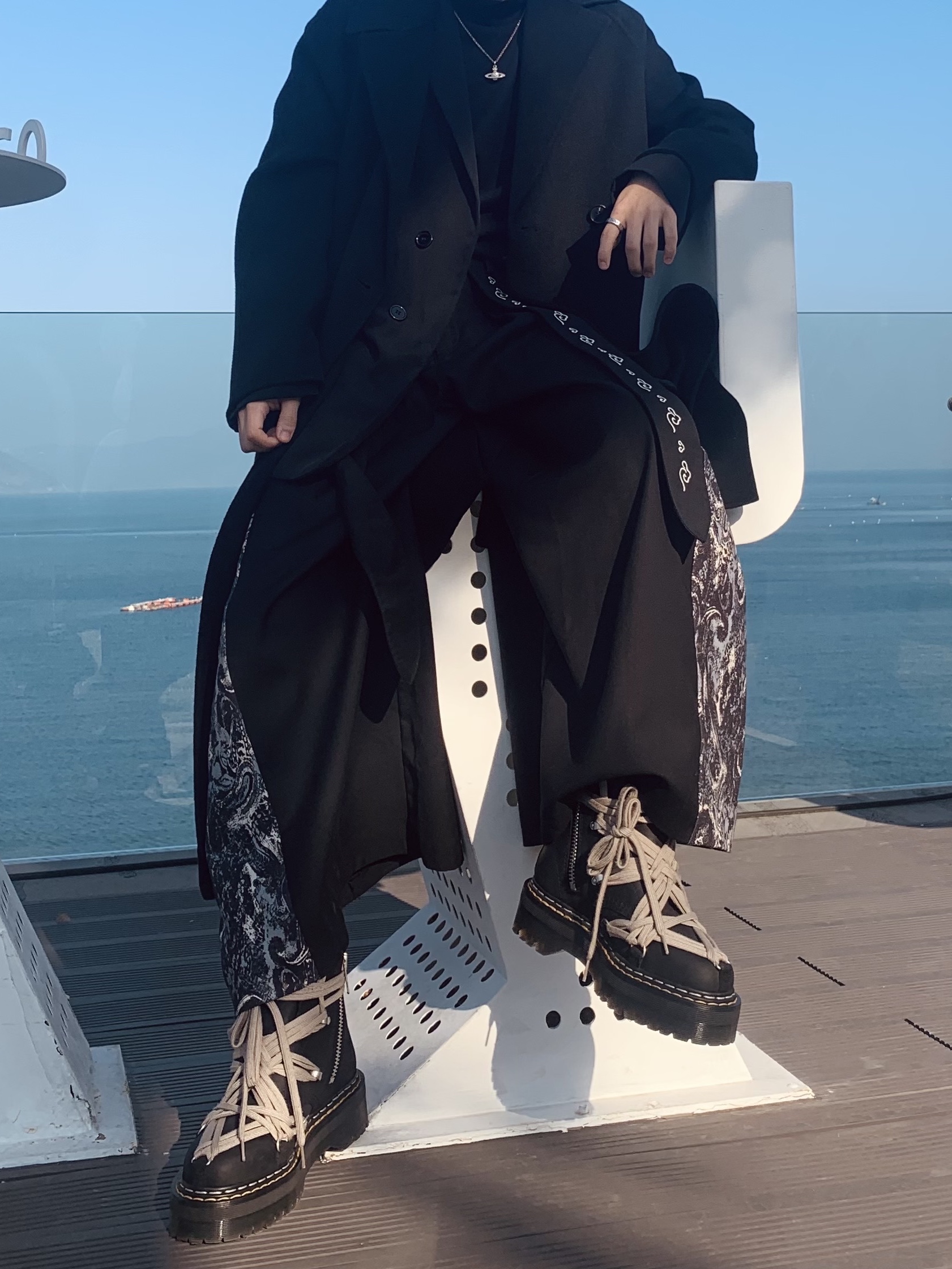 Dr. Martens x Rick Owens 1460 Quad Sole Mega Lace Boots Black, Vivienne Westwood Mini Bas Relief Pendant Silver 착용 스타일 - 1