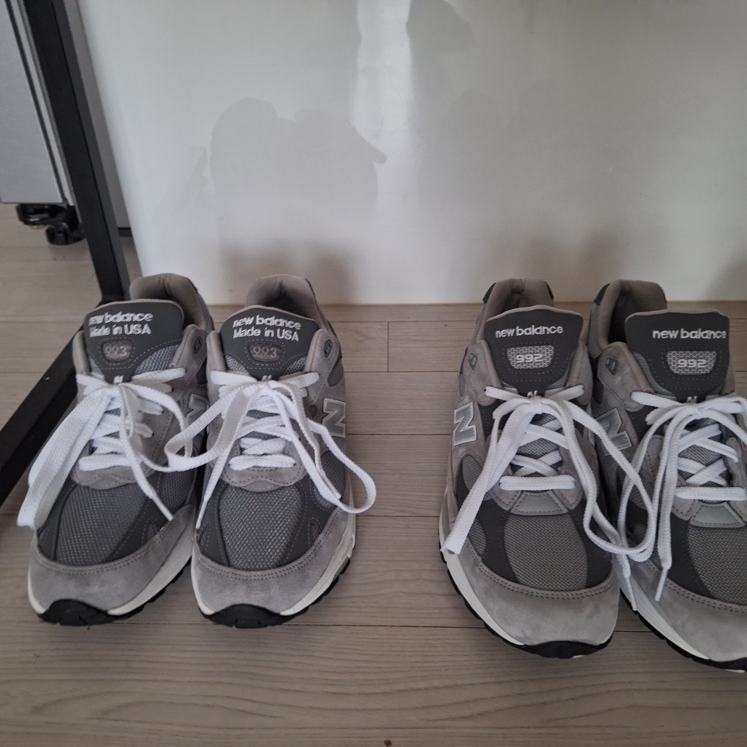 New Balance 992 Made in USA Core Grey Silver Metallic, New Balance 993 Made in USA Grey - D Standard 착용 스타일 - 3