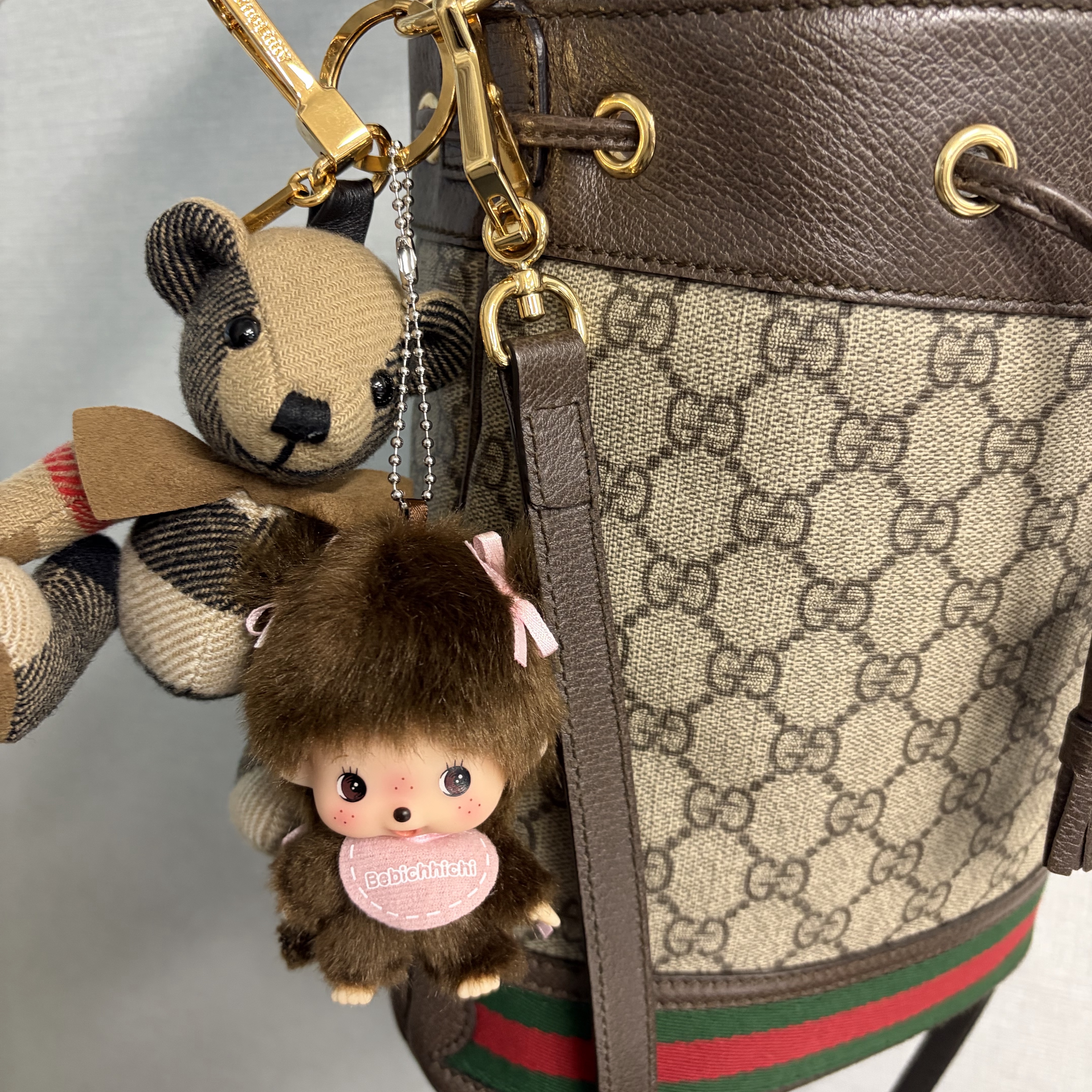 Monchhichi Bebichhichi Bighead SS Girl Key Chain Pink, Burberry Bow Tie Thomas Bear Charm Archive Beige 착용 스타일