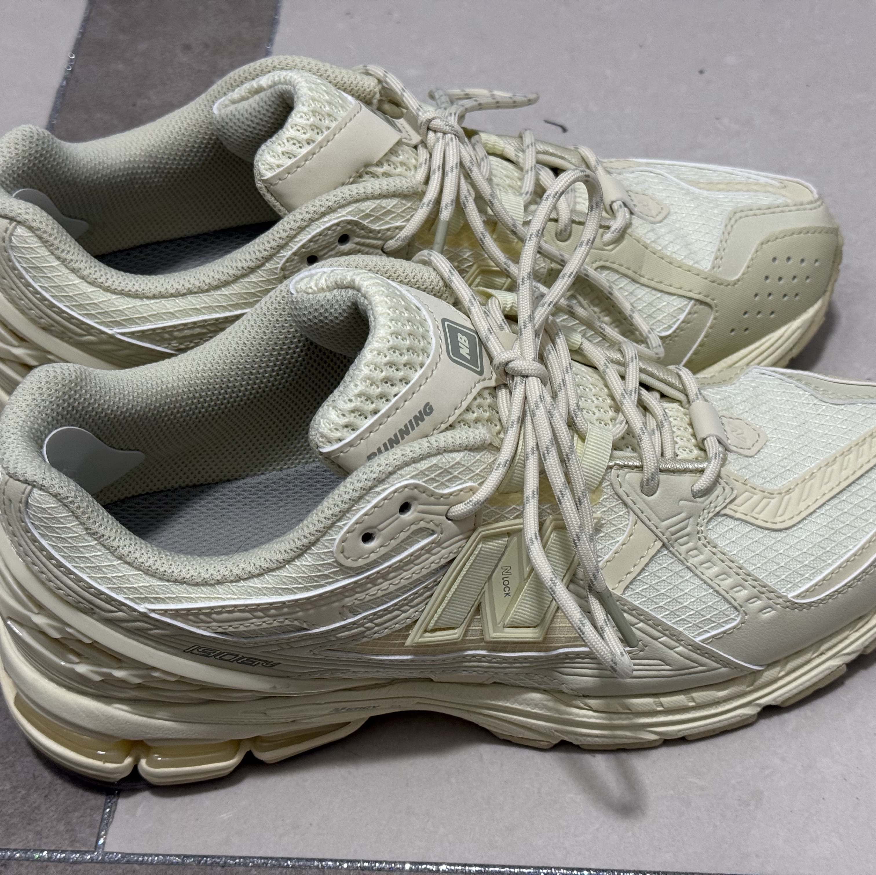 New Balance 1906U Pale Moss 착용 스타일 - 2