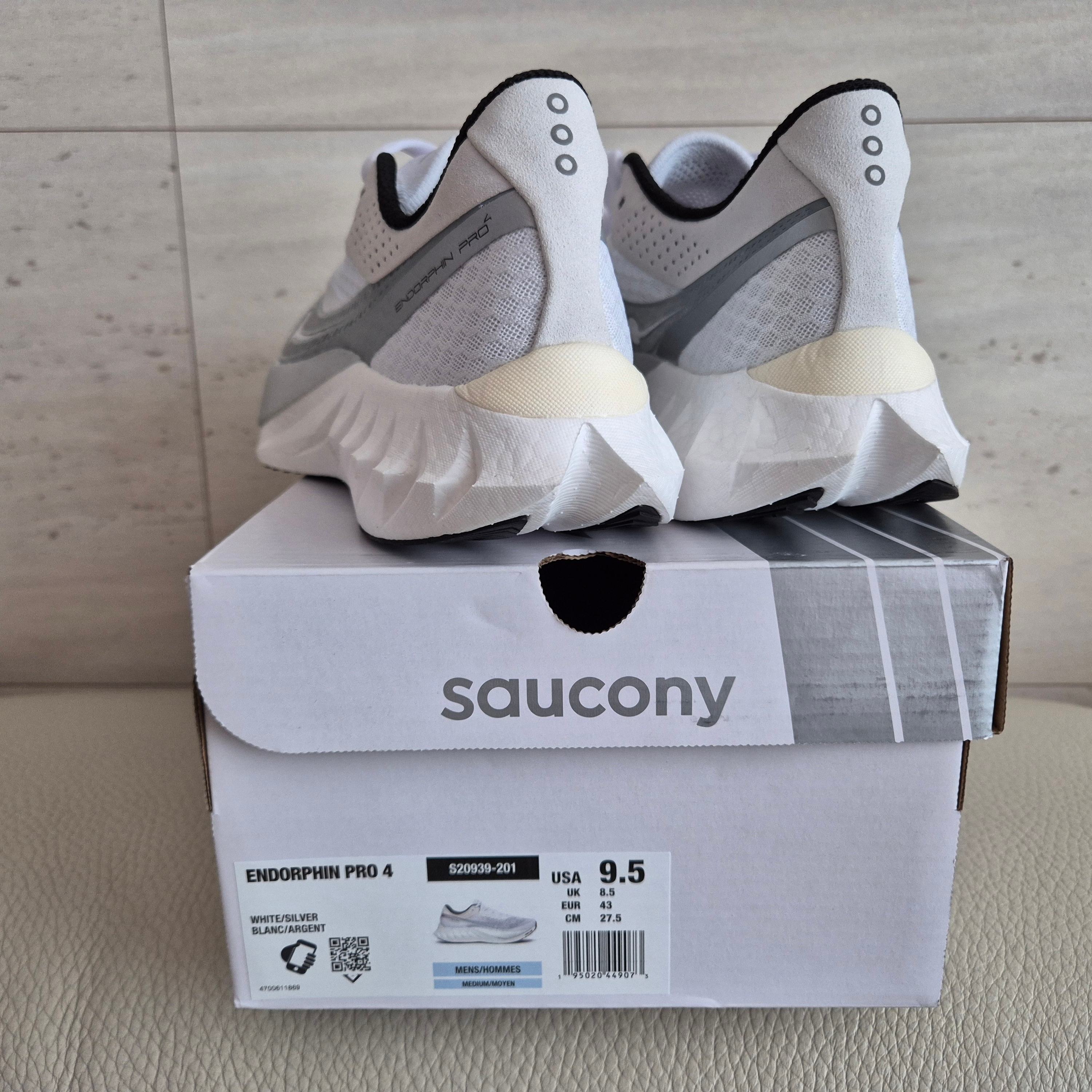 Saucony Endorphin Pro 4 White Silver 착용 스타일 - 4
